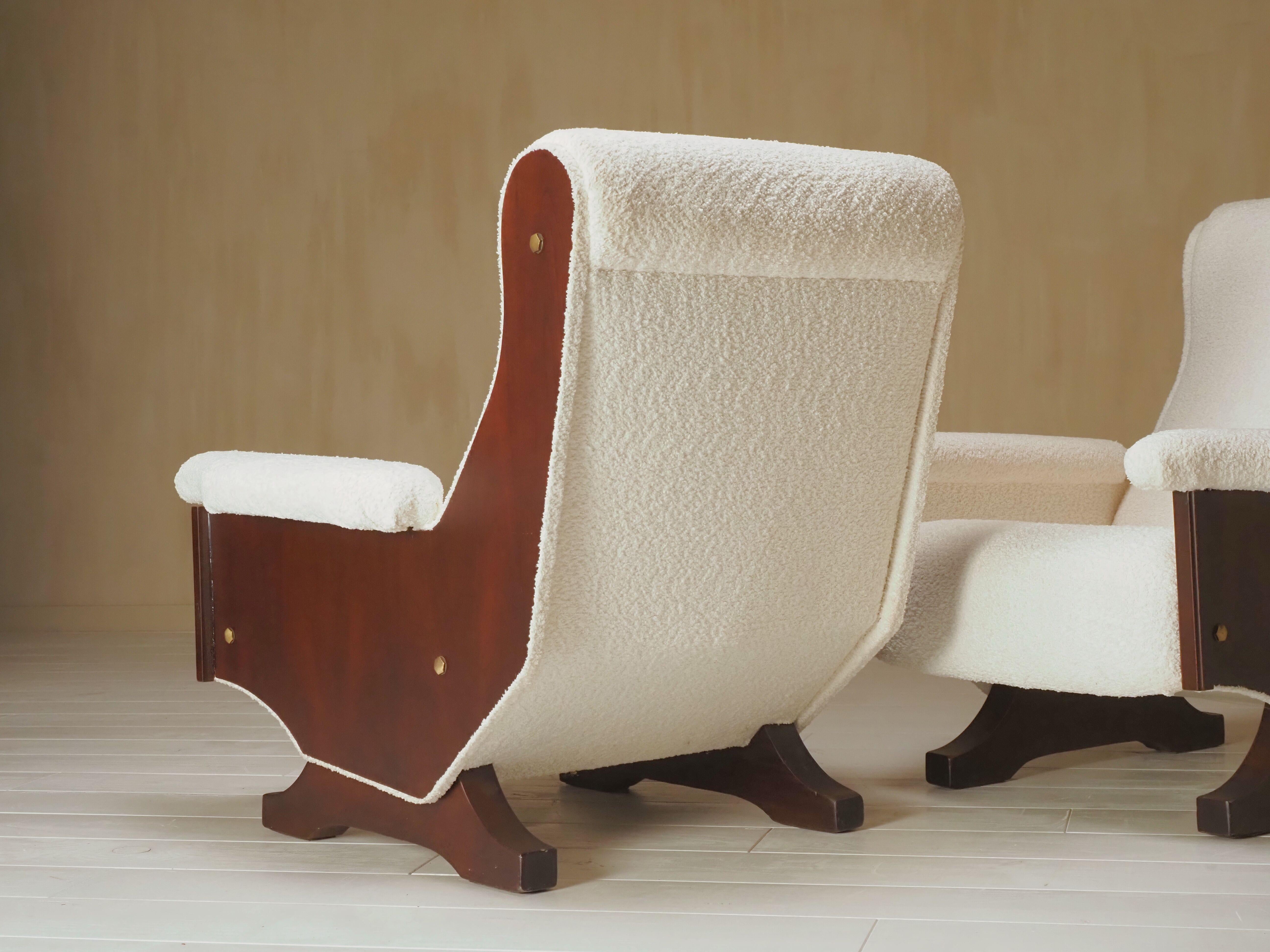 Coppia di poltrone moderne italiane degli anni '60 in noce e boucle in vendita 2