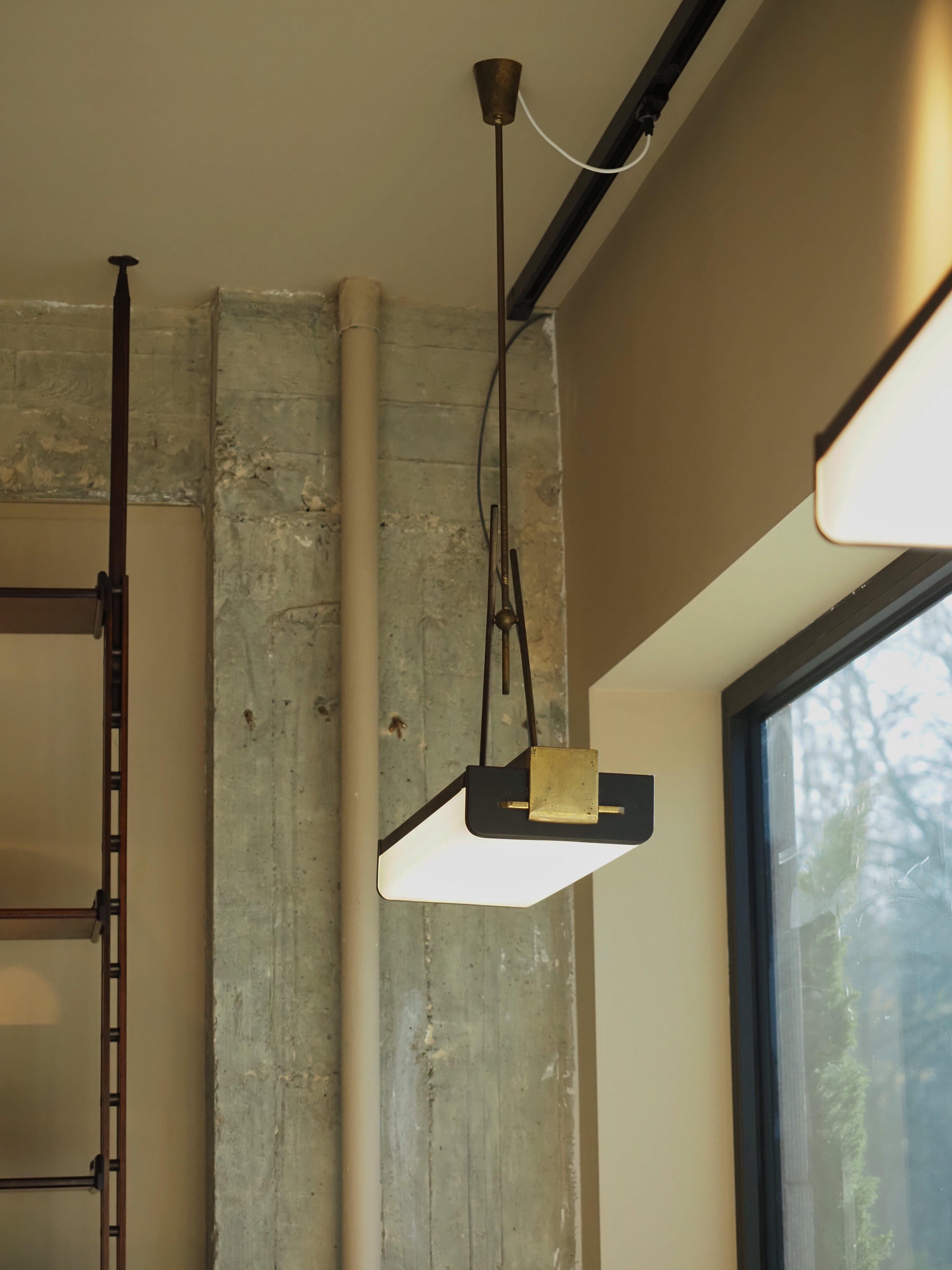 Una bella coppia di lampade a sospensione italiane degli anni '60, con eleganti dettagli in ottone e paralume in plexi.
convertito in LED

Altezza lampada: 11 cm
Altezza della lampada al soffitto: 109 cm
Larghezza: 67 cm
Profondità: 23 cm