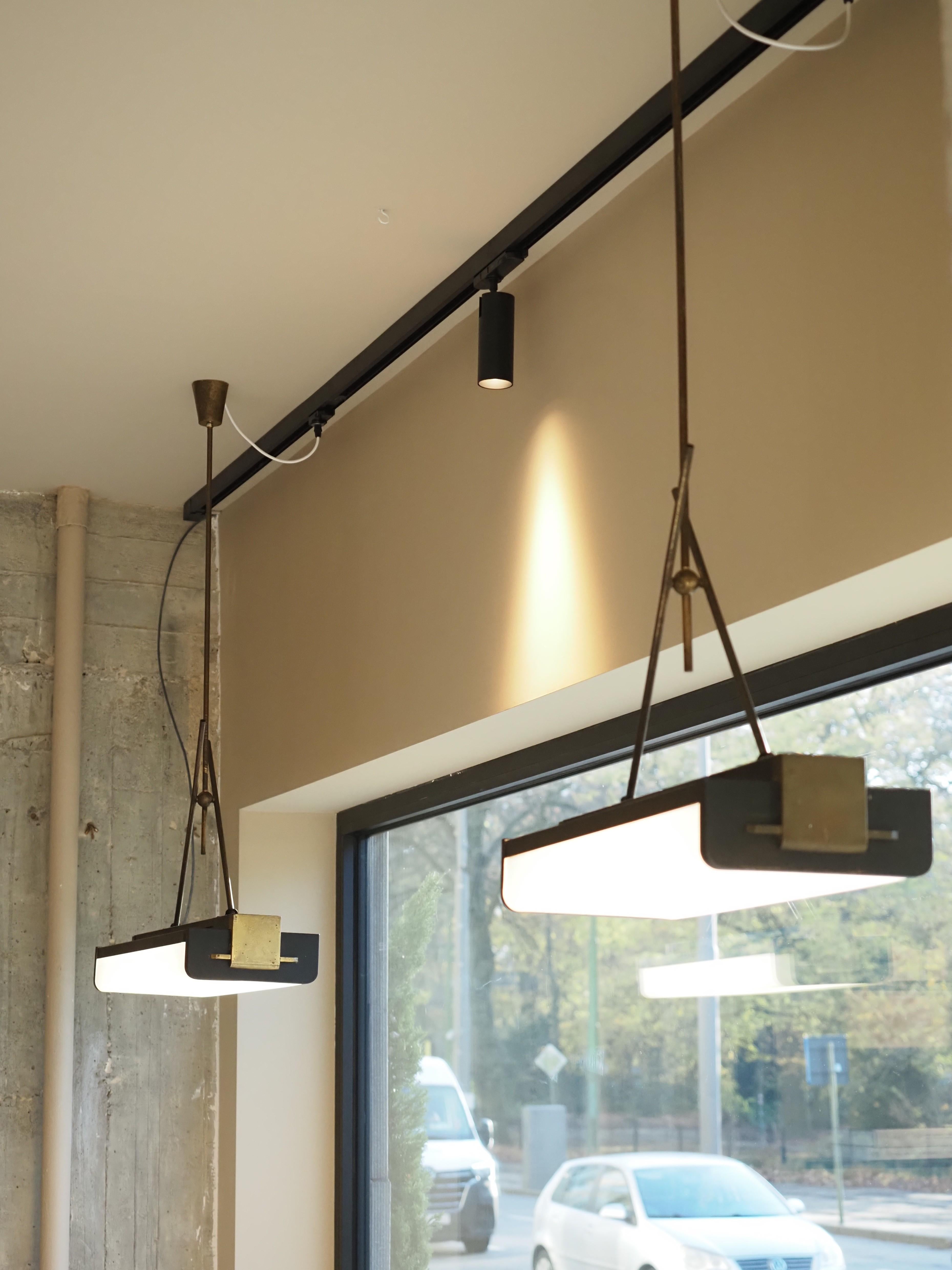 Mid-Century moderno Coppia di lampade a sospensione italiane degli anni '60 in vendita