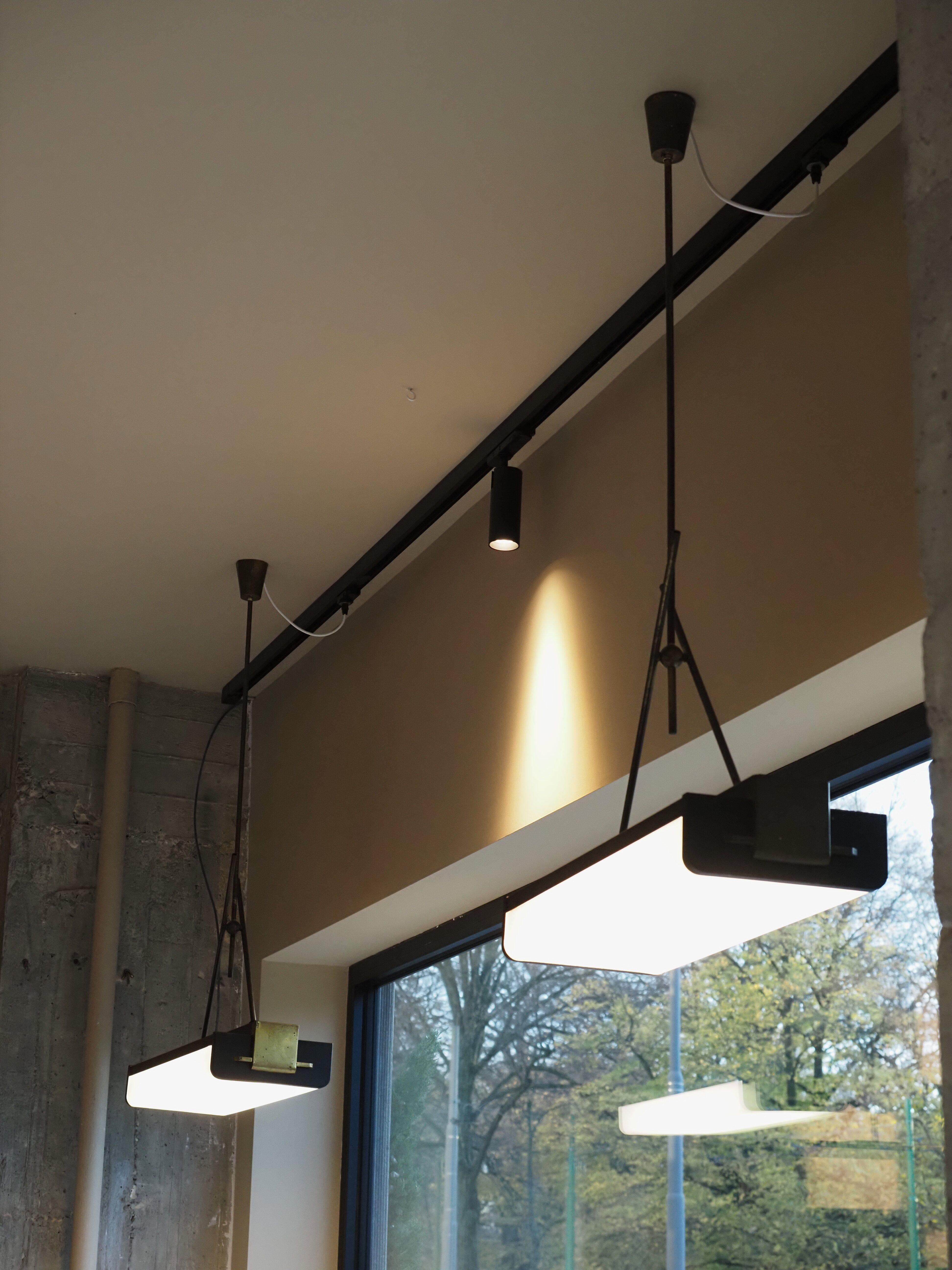 Coppia di lampade a sospensione italiane degli anni '60 In condizioni buone in vendita a Diest, BE