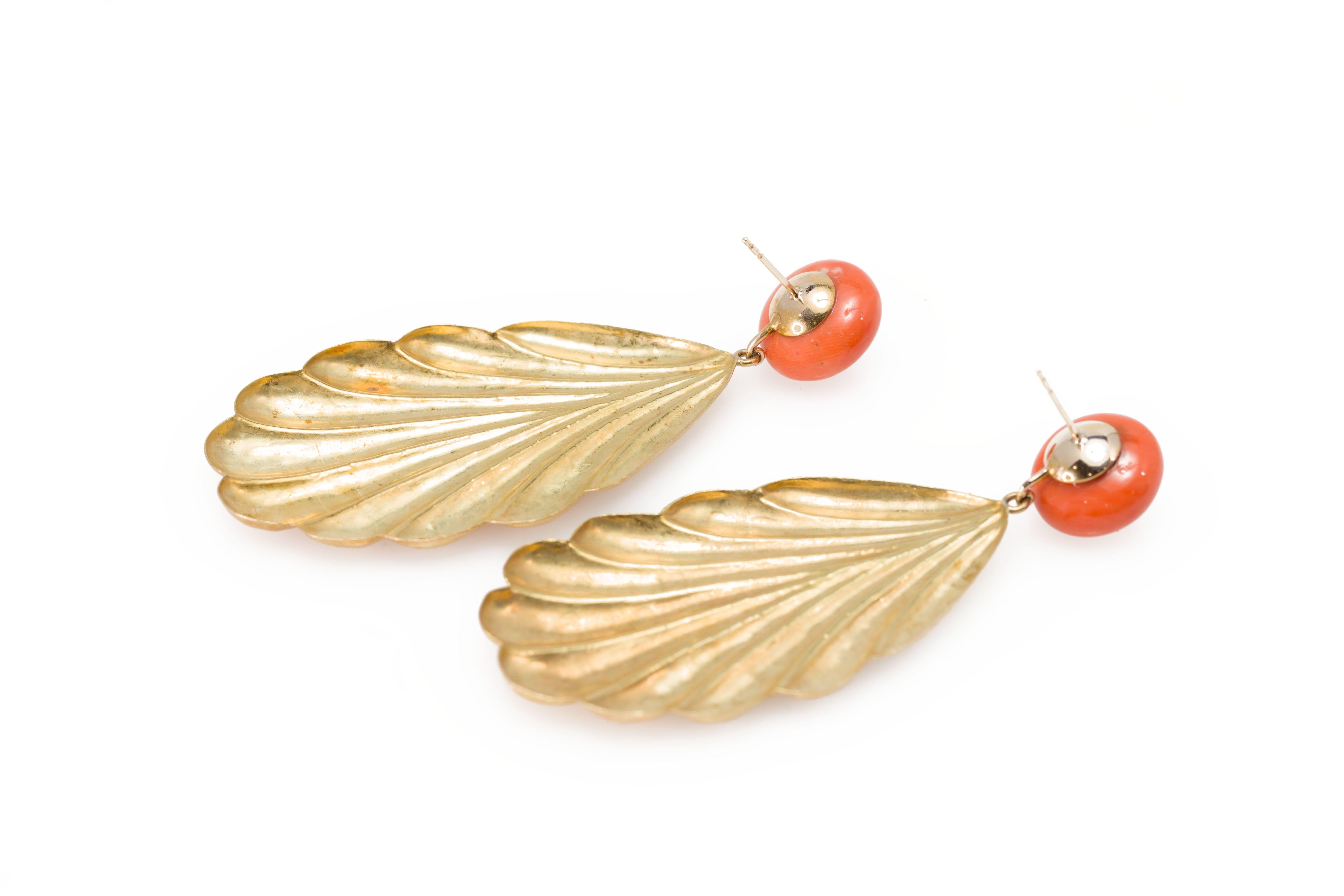 Pair of Italian 1960s Salmon Coral Dangling Leaf Earrings in 18 Karat Gold In Good Condition In Miami, FL