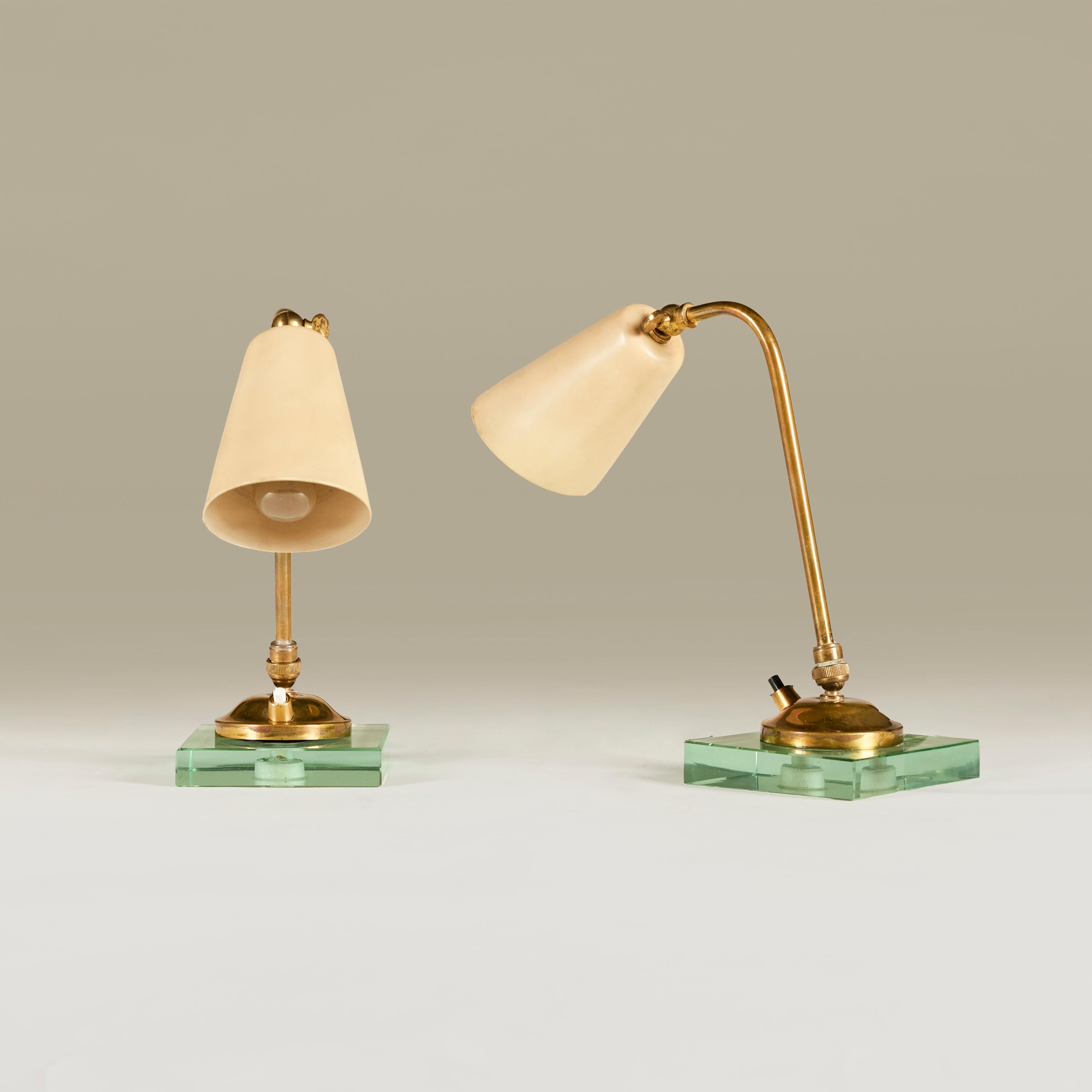 Pareja de lámparas de sobremesa italianas de los años 60 con base cuadrada de cristal al estilo de Fontana Italiano en venta