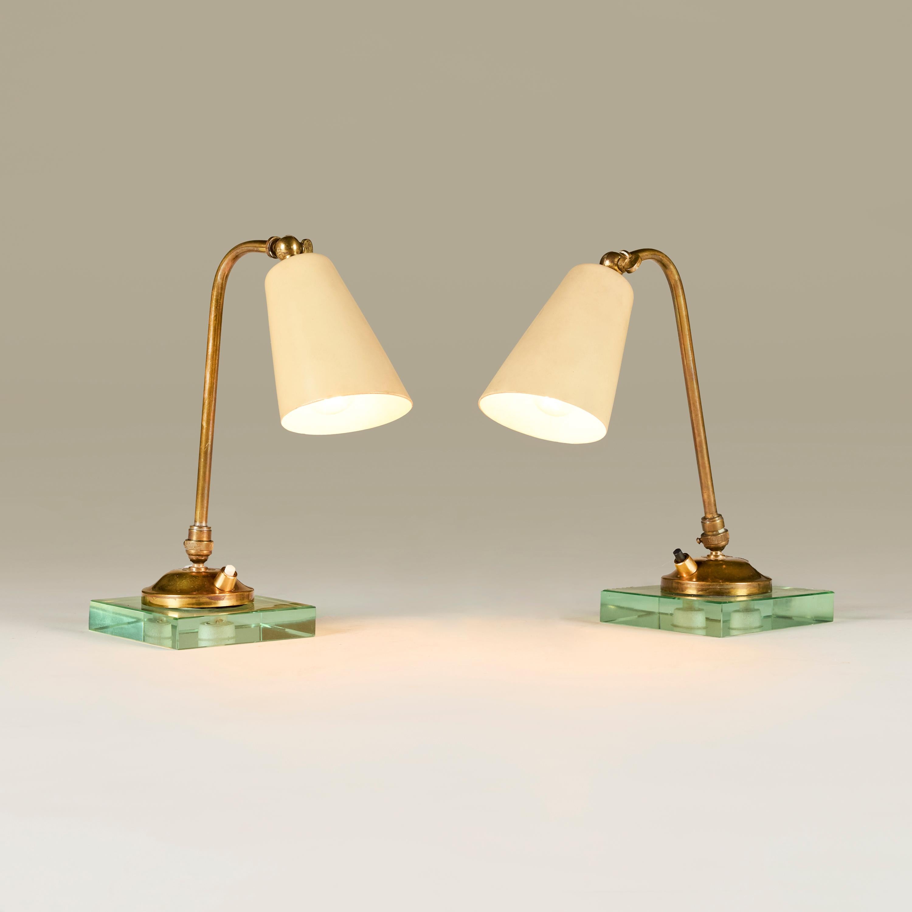 Pareja de lámparas de sobremesa italianas de los años 60 con base cuadrada de cristal al estilo de Fontana Metal en venta
