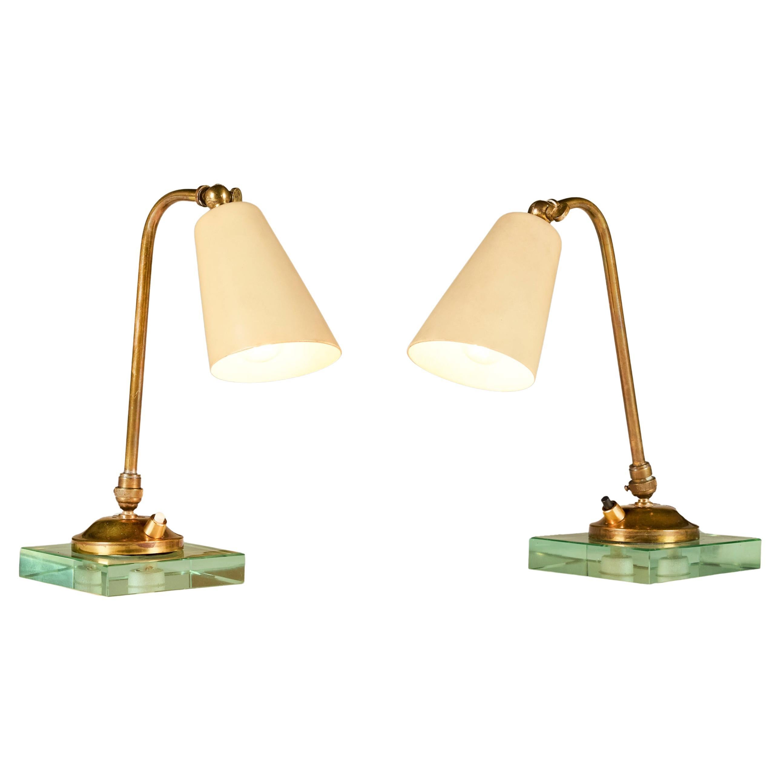 Pair of Italian 1960s table lamps with square glass base in the style of Fontana