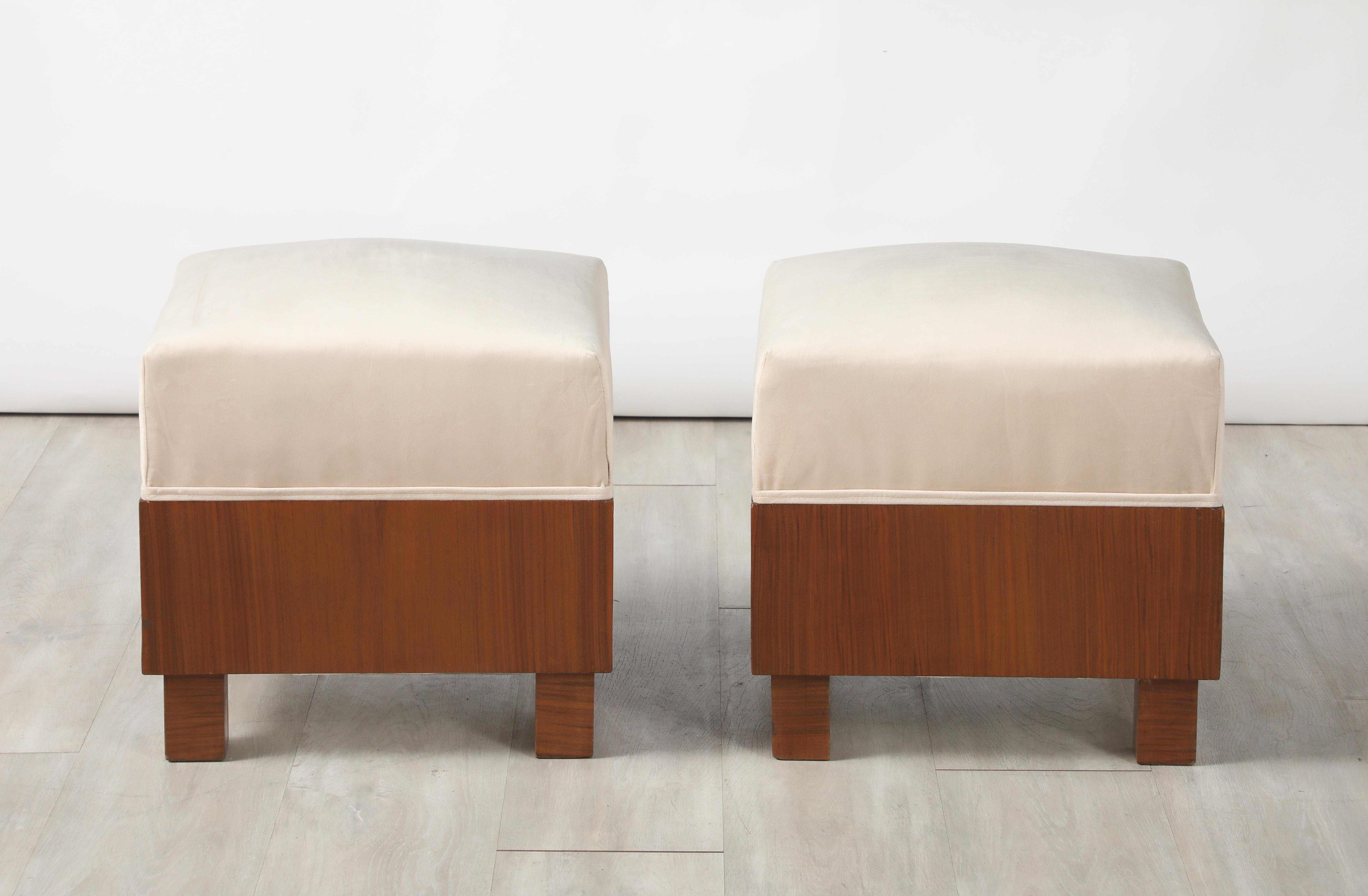 An Italian pair of walnut square stools with block feet and a thick upholstered seat in Italian cream cotton. 
Italy, circa 1960 
Size: 15 1/2