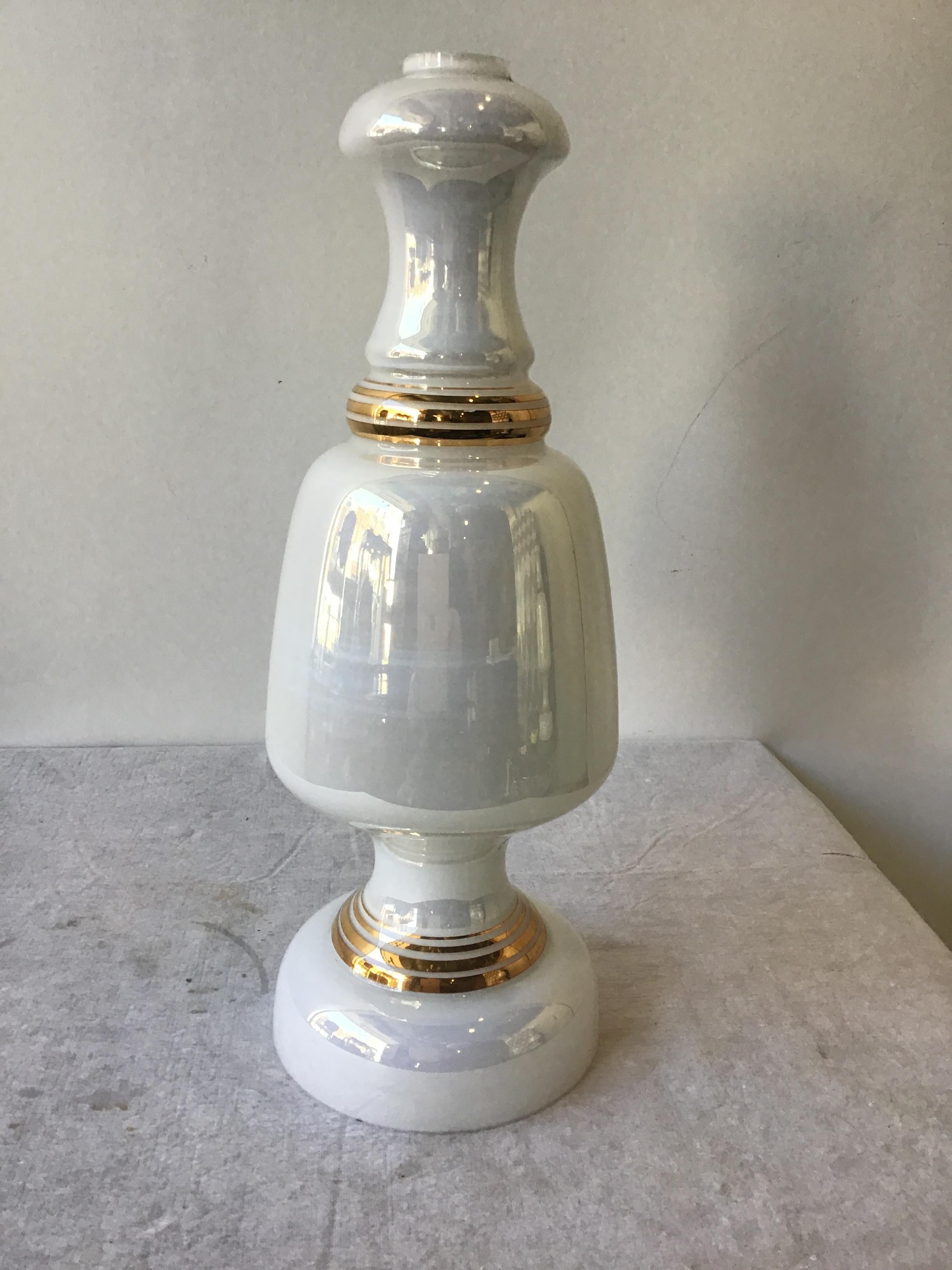 Pair of Italian 1960s White Iridescent Glass Lamps with Gilt Accents In Good Condition For Sale In Tarrytown, NY