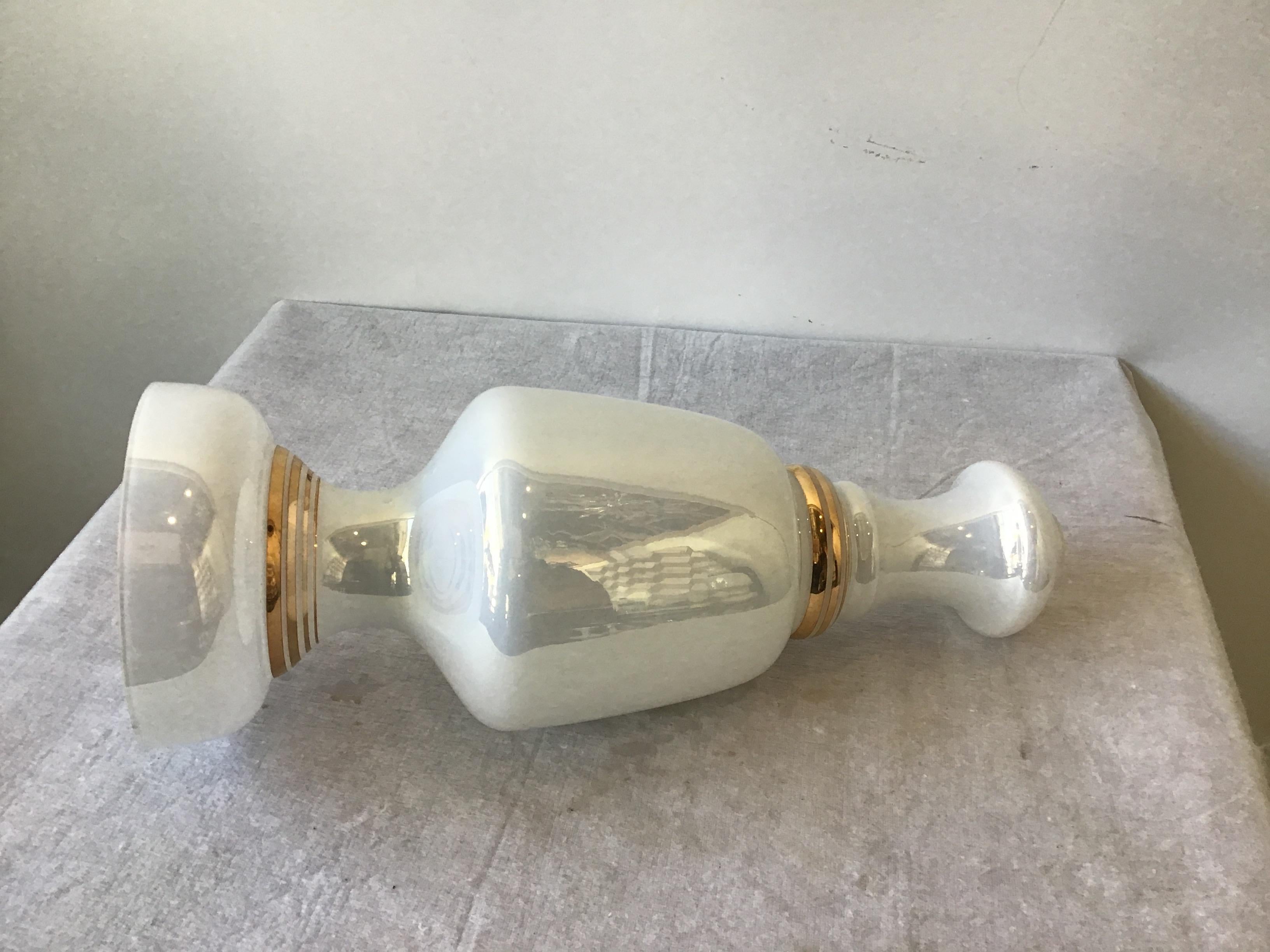 Mid-20th Century Pair of Italian 1960s White Iridescent Glass Lamps with Gilt Accents For Sale