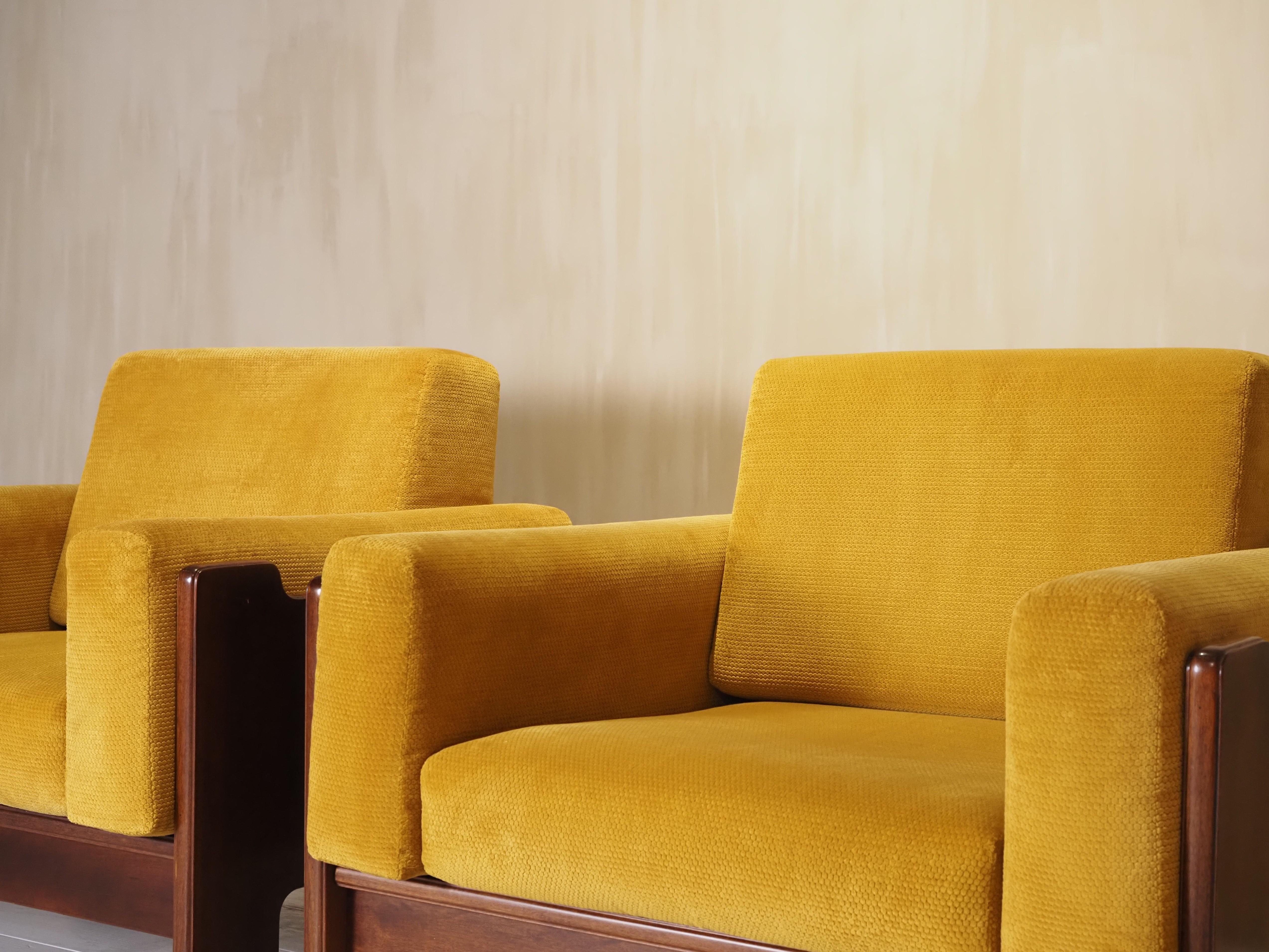 Pair of Italian 1970s armchairs For Sale 4