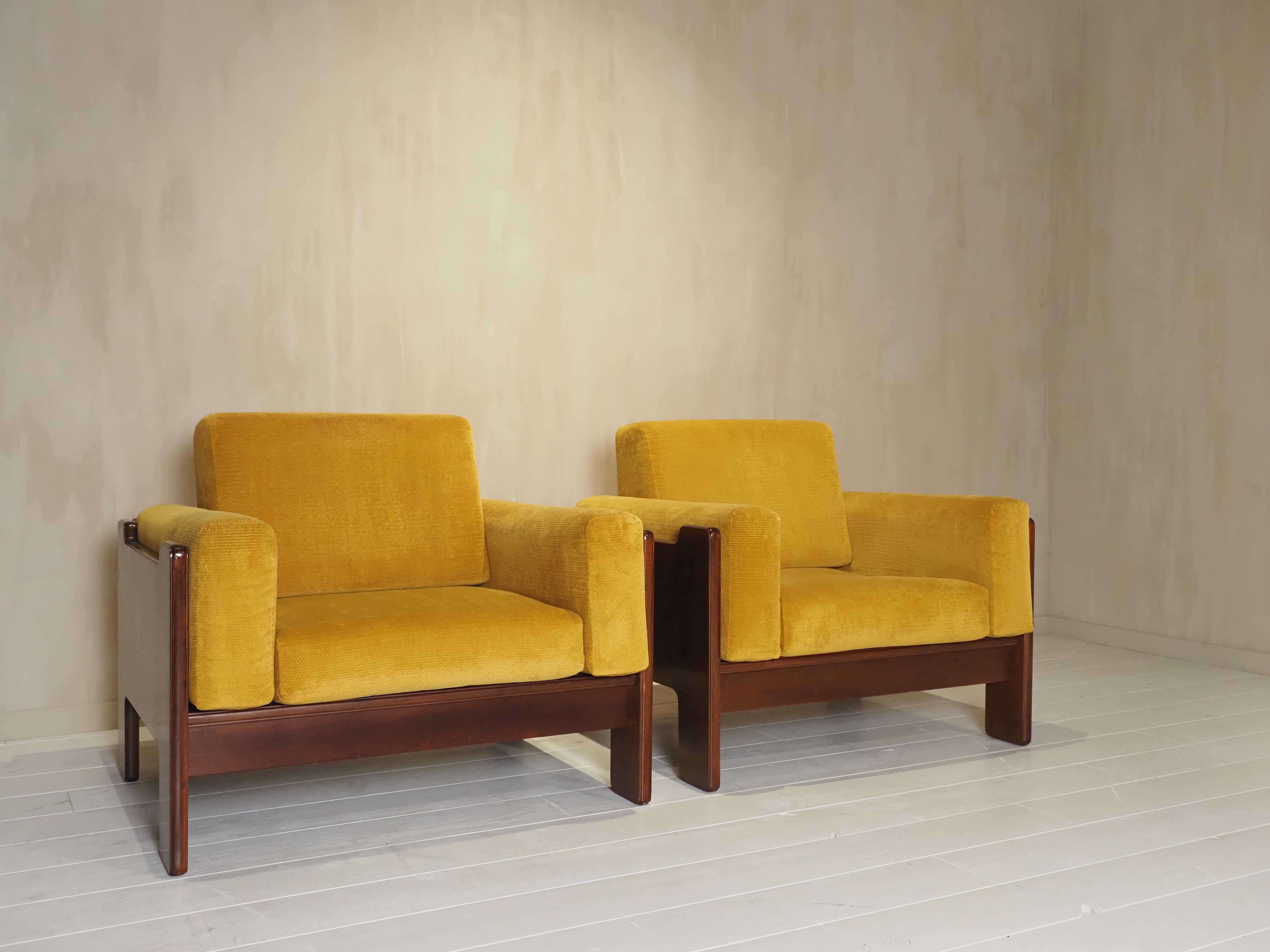 Pair of Italian 1970s armchairs For Sale 5