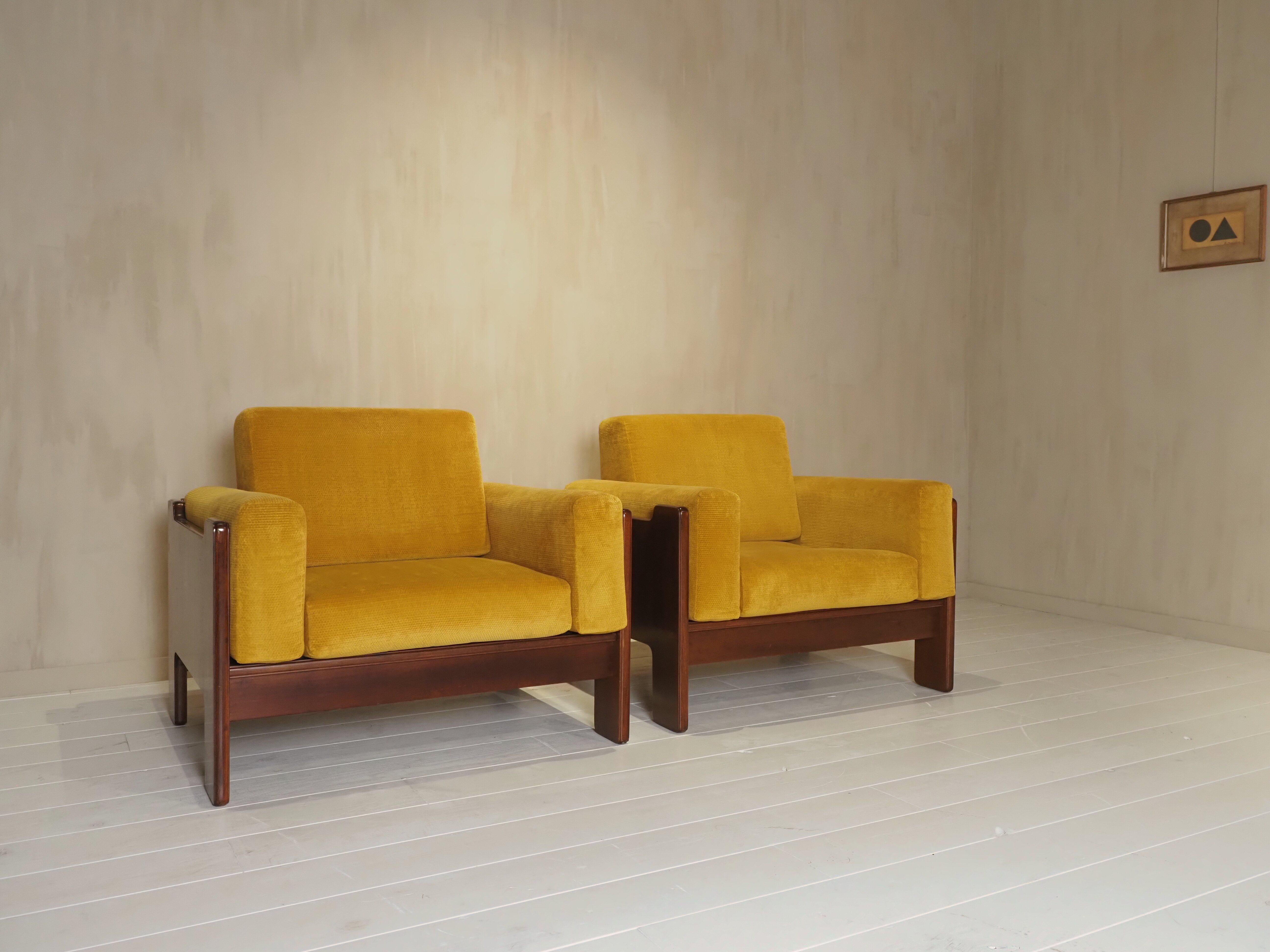 Pair of Italian 1970s armchairs For Sale 6
