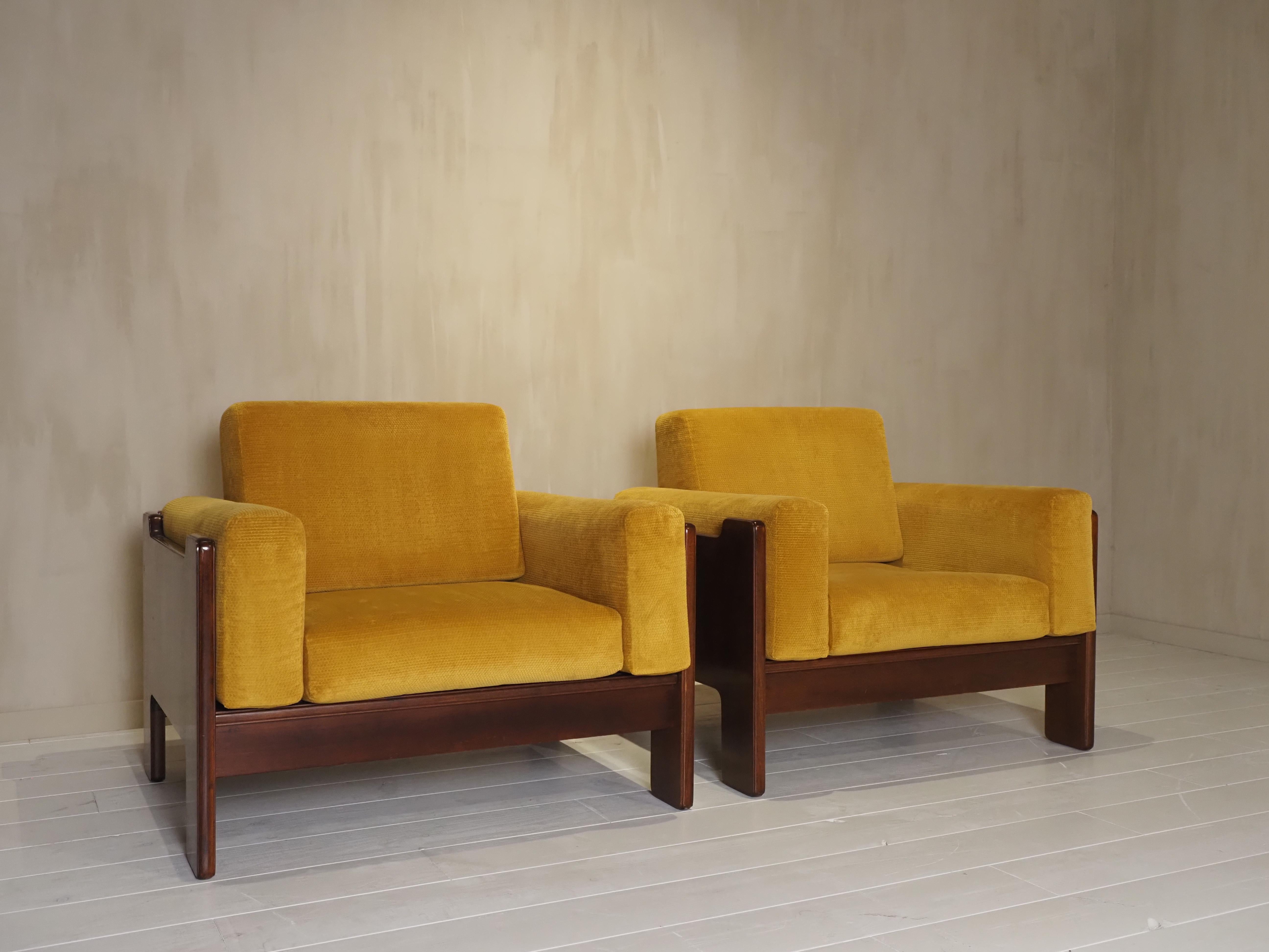 Pair of Italian 1970s armchairs For Sale 7