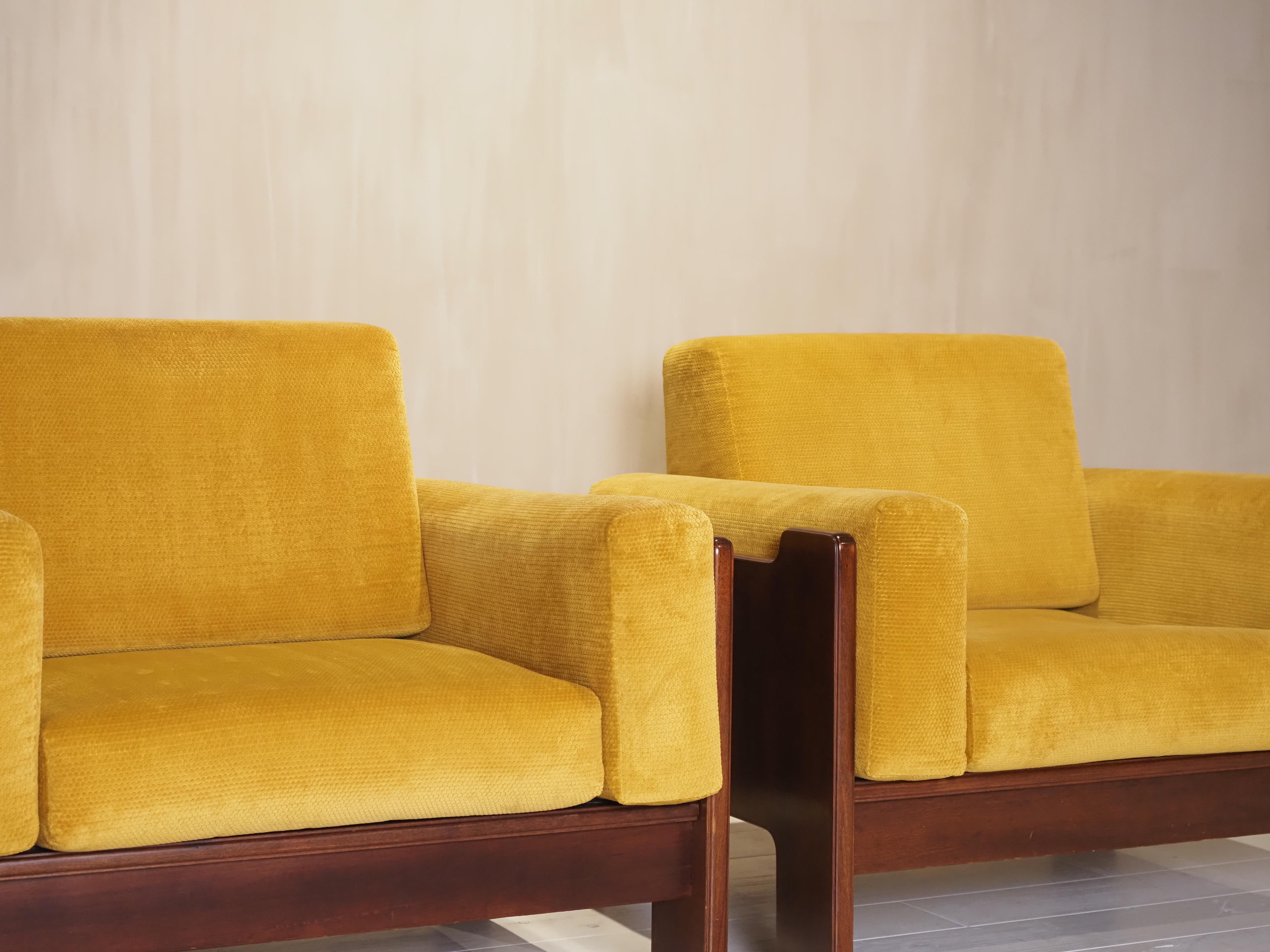 Pair of Italian 1970s armchairs For Sale 8