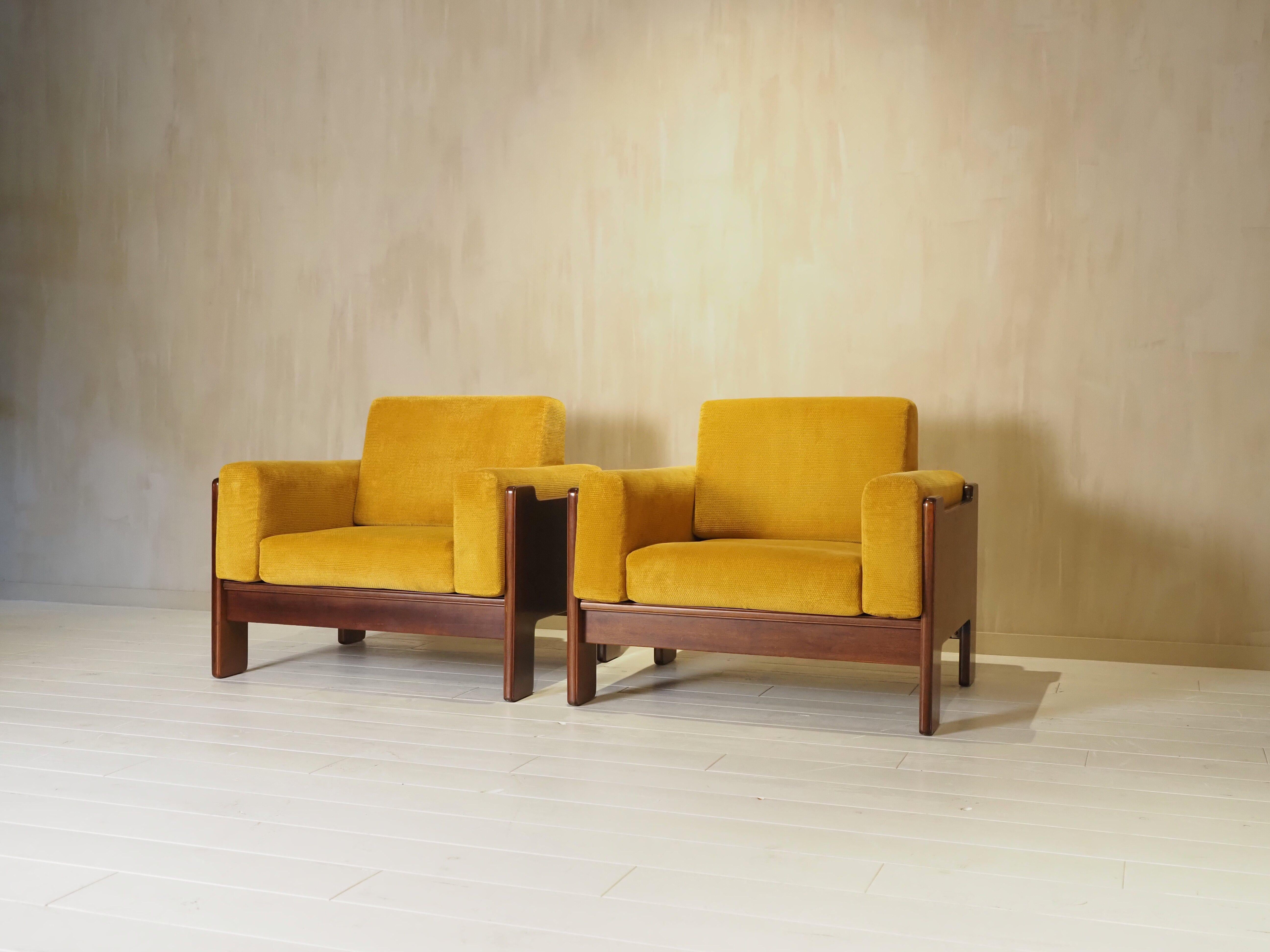 Pair of Italian 1970s armchairs For Sale 9