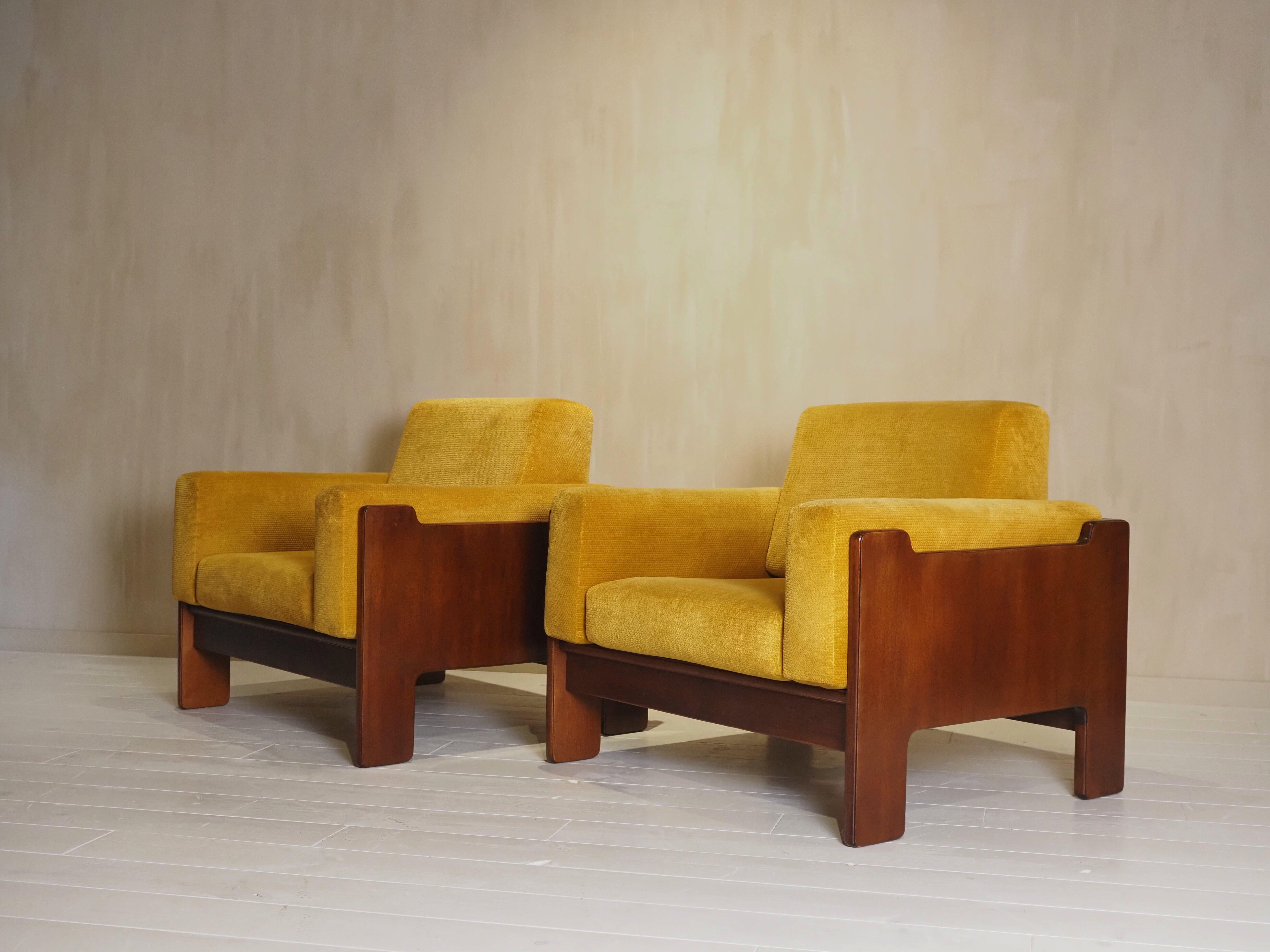 Pair of Italian 1970s armchairs For Sale 10