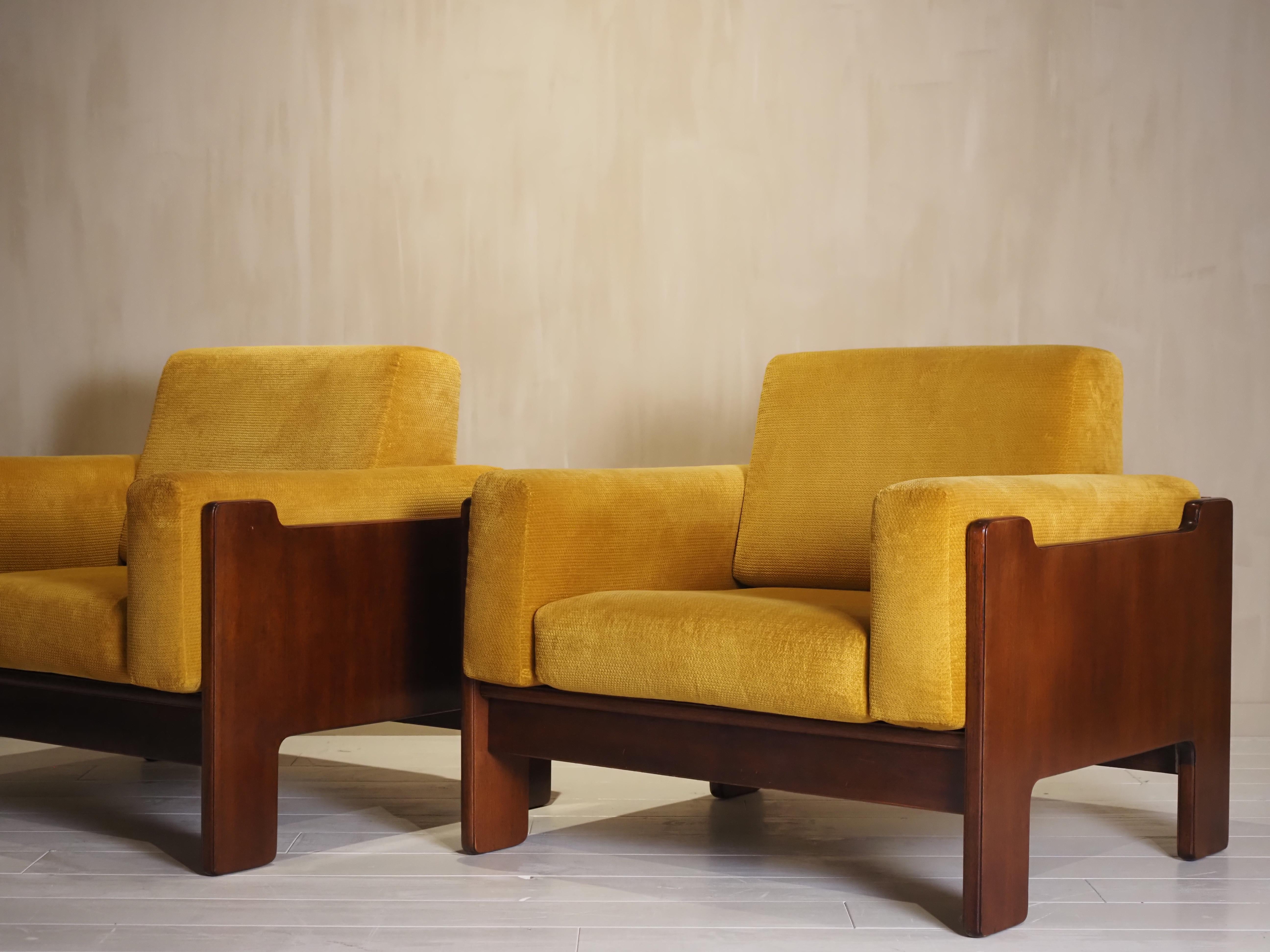 Pair of Italian 1970s armchairs For Sale 11