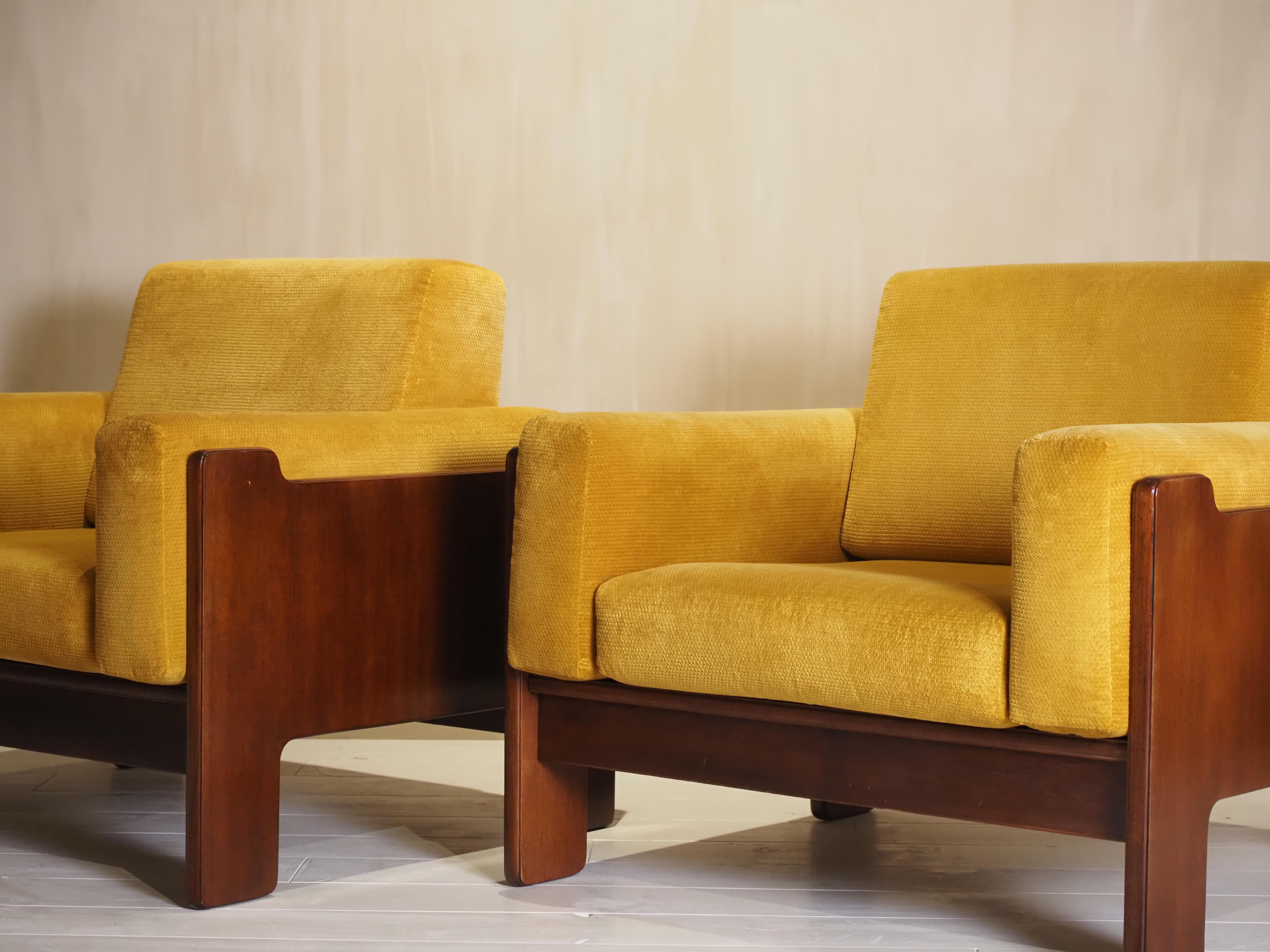 Pair of Italian 1970s armchairs For Sale 12