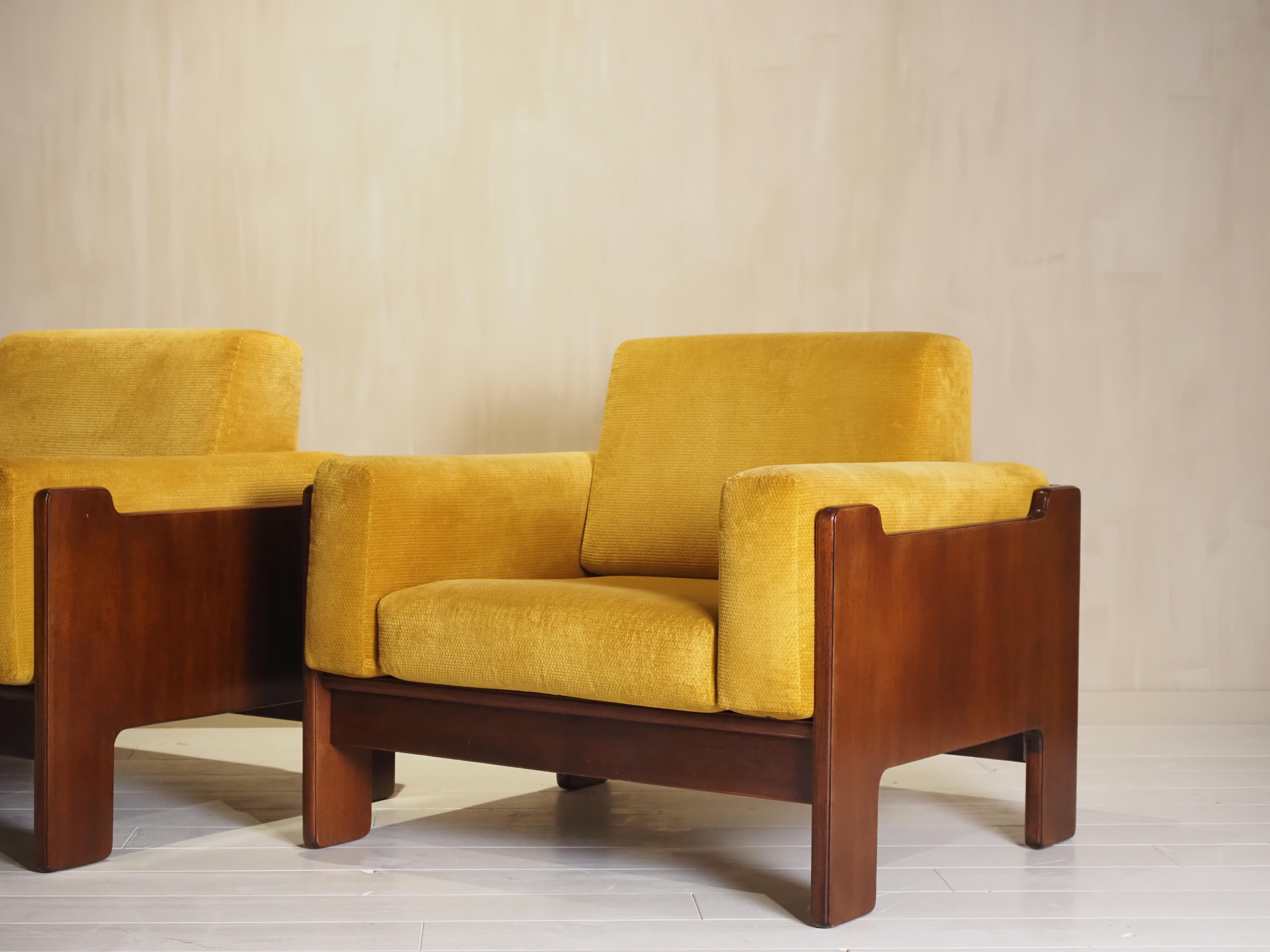 Pair of Italian 1970s armchairs For Sale 13