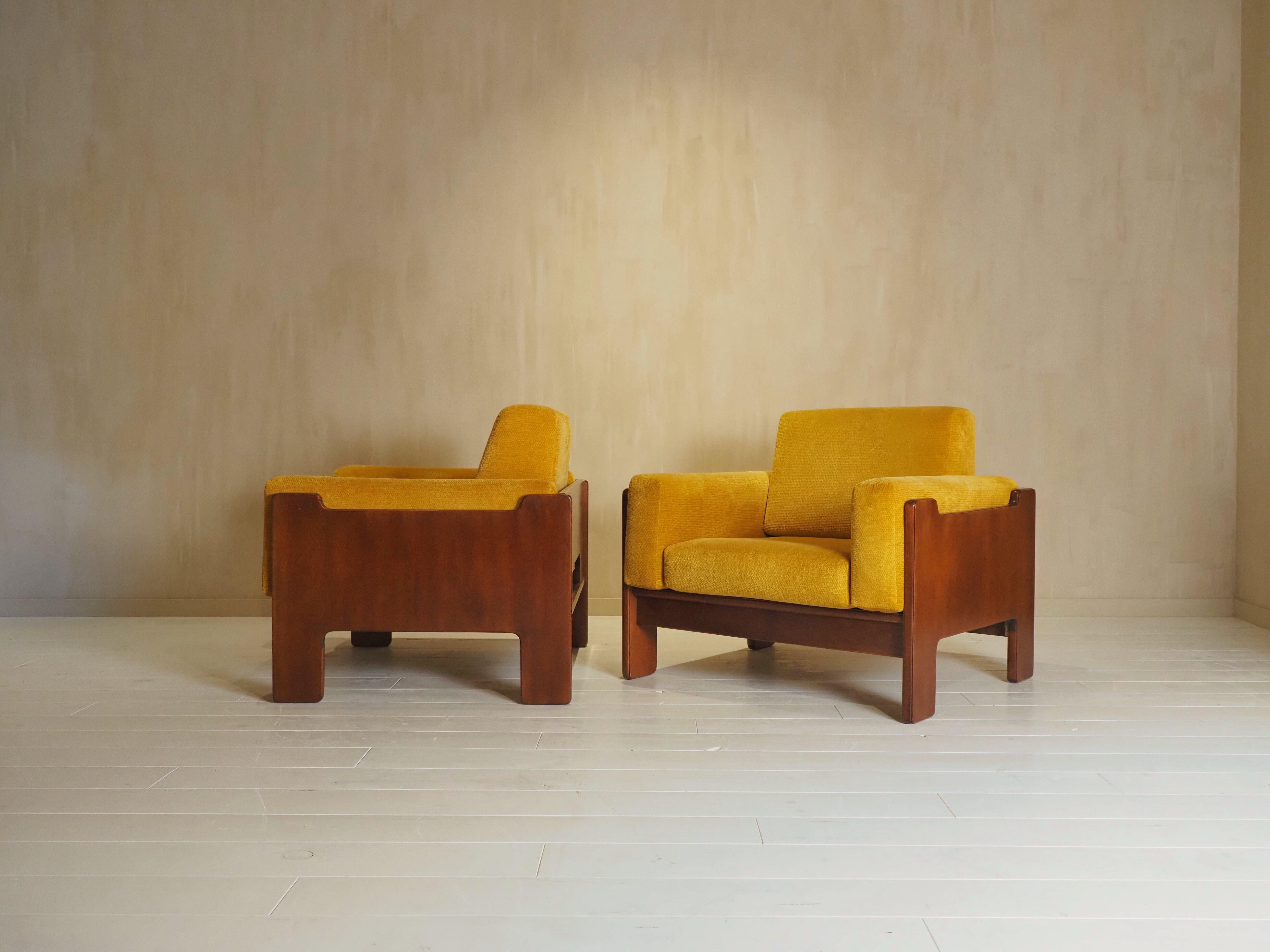 Pair of Italian 1970s armchairs For Sale 14