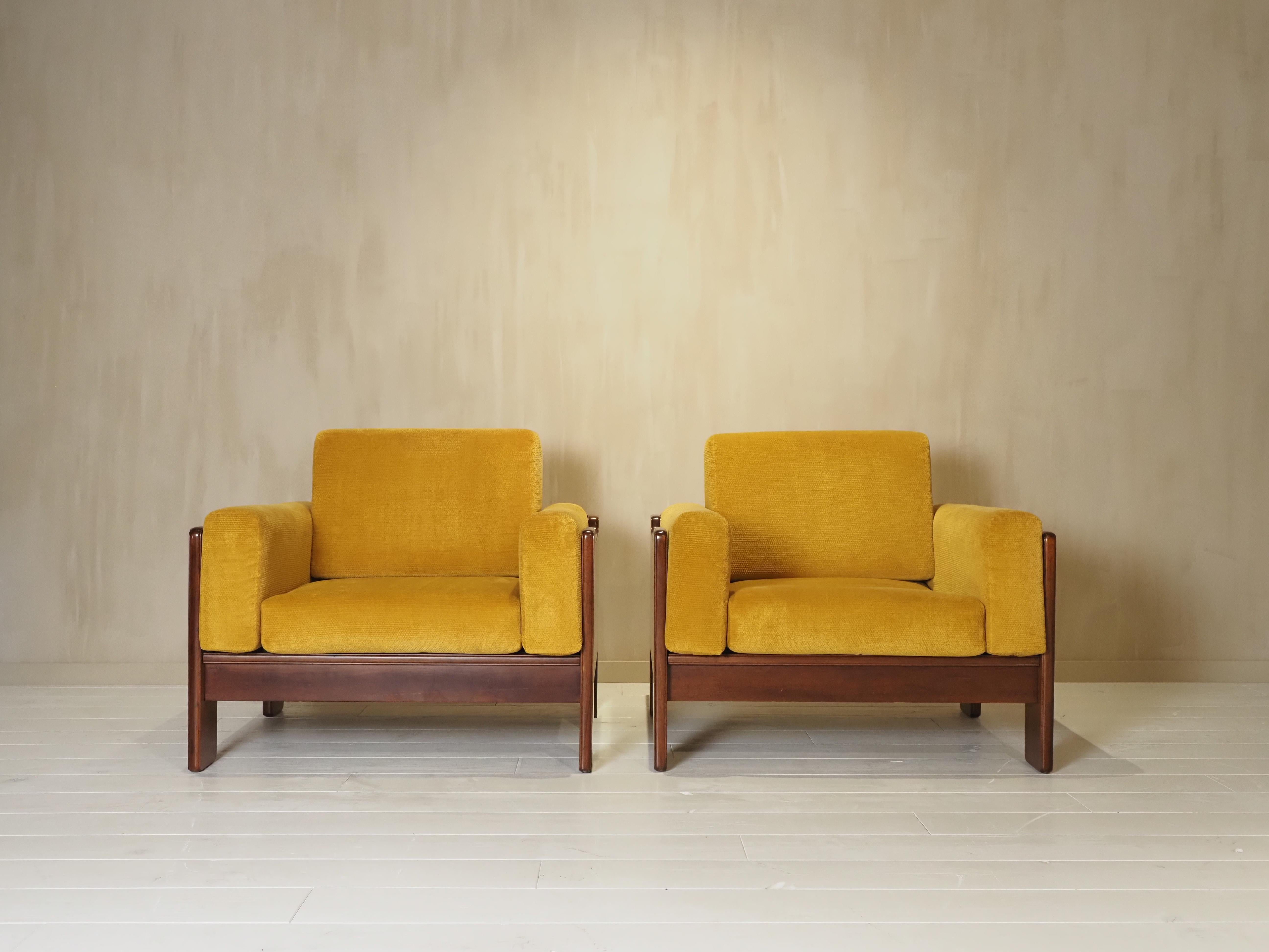 Mid-Century Modern Pair of Italian 1970s armchairs For Sale