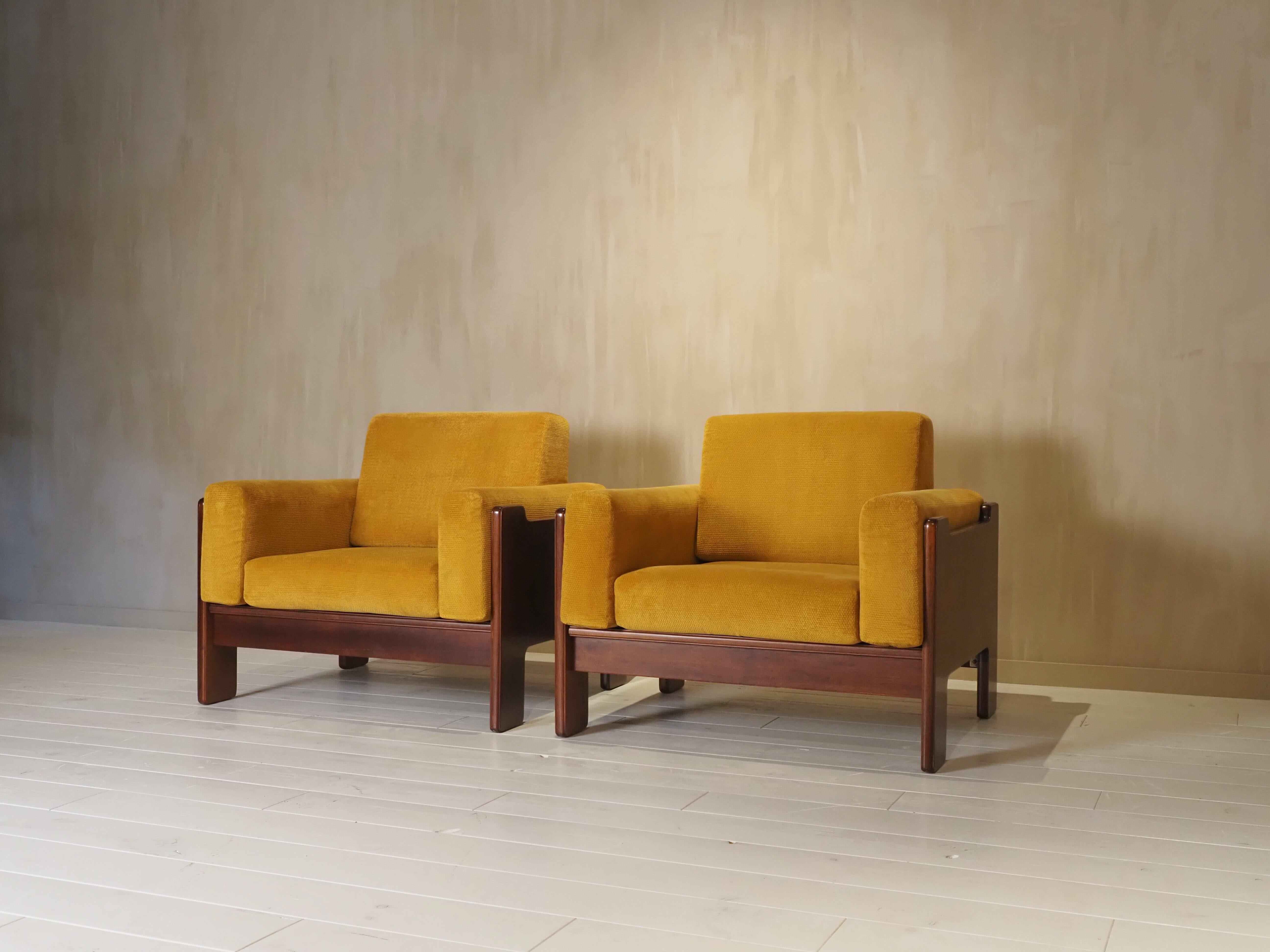 Late 20th Century Pair of Italian 1970s armchairs For Sale