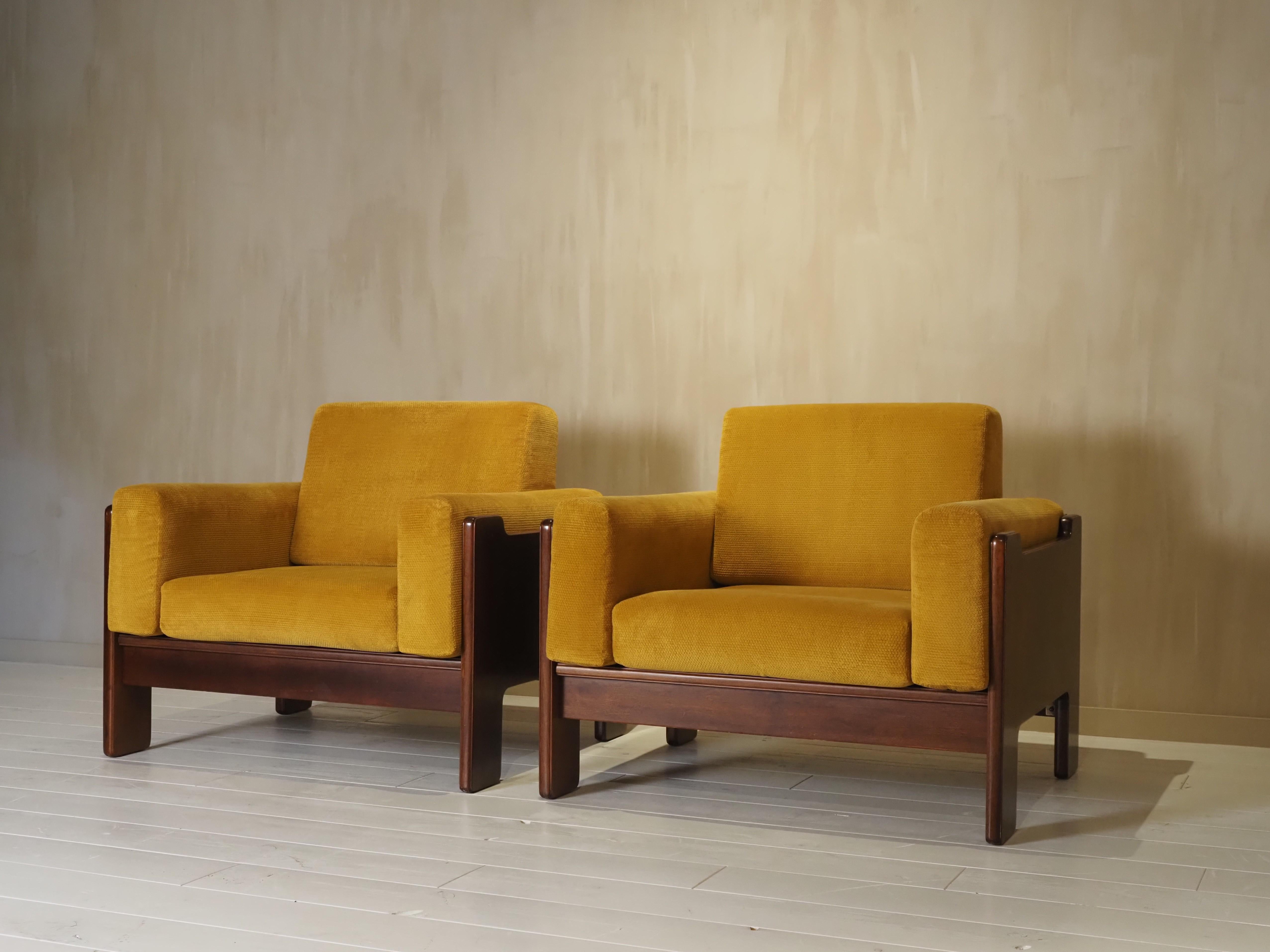 Textile Pair of Italian 1970s armchairs For Sale