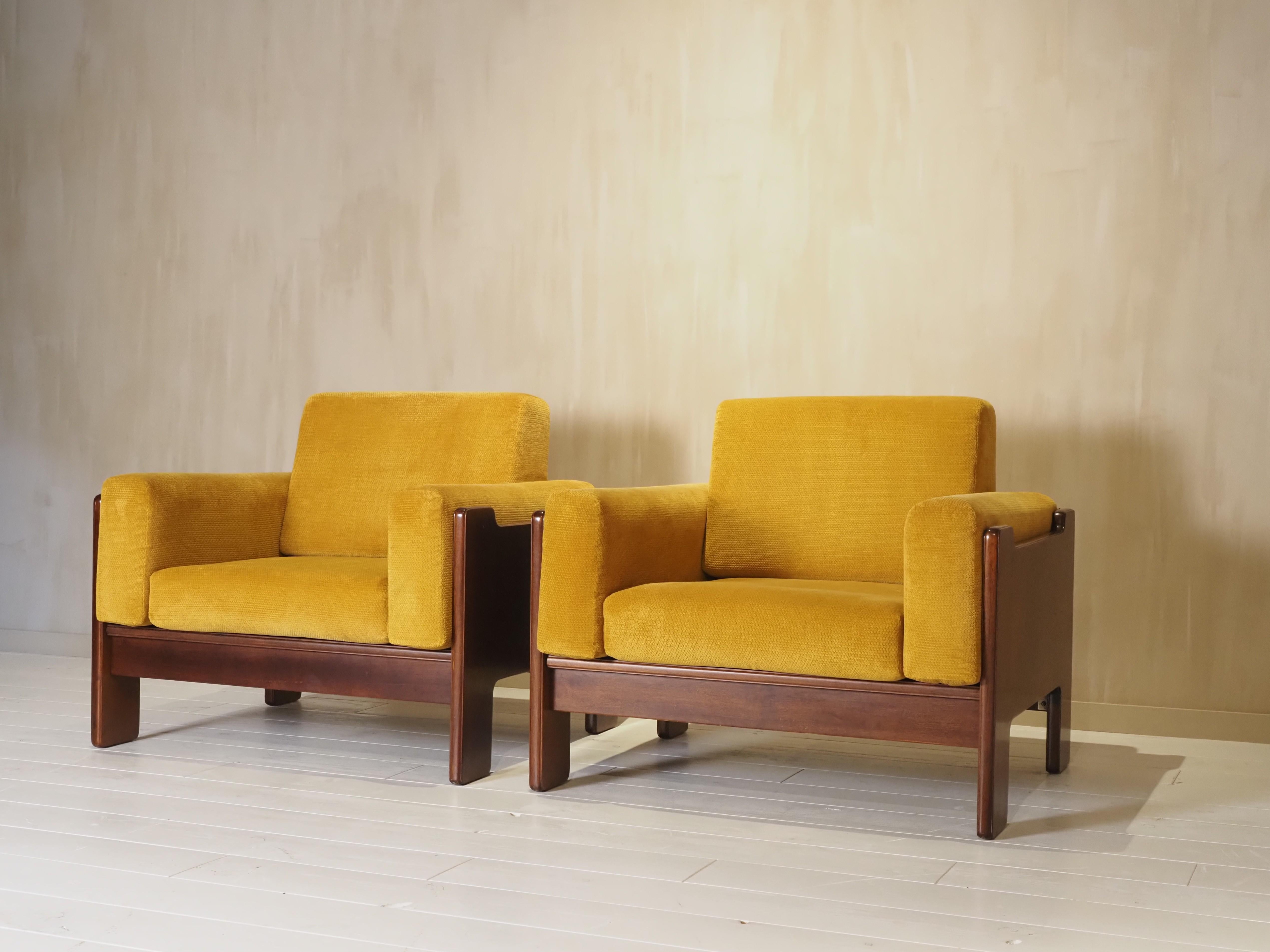 Pair of Italian 1970s armchairs For Sale 1