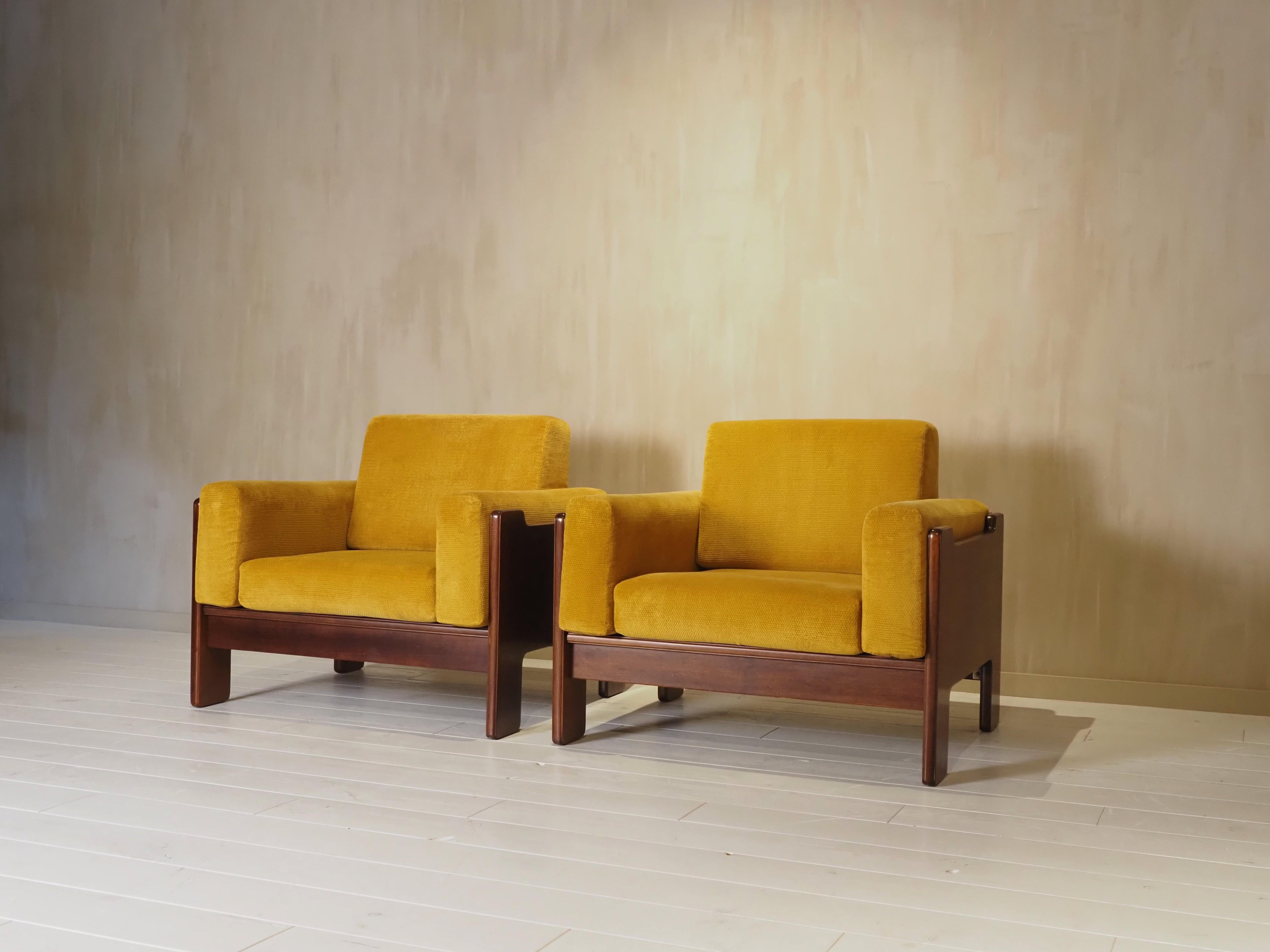 Pair of Italian 1970s armchairs For Sale 2