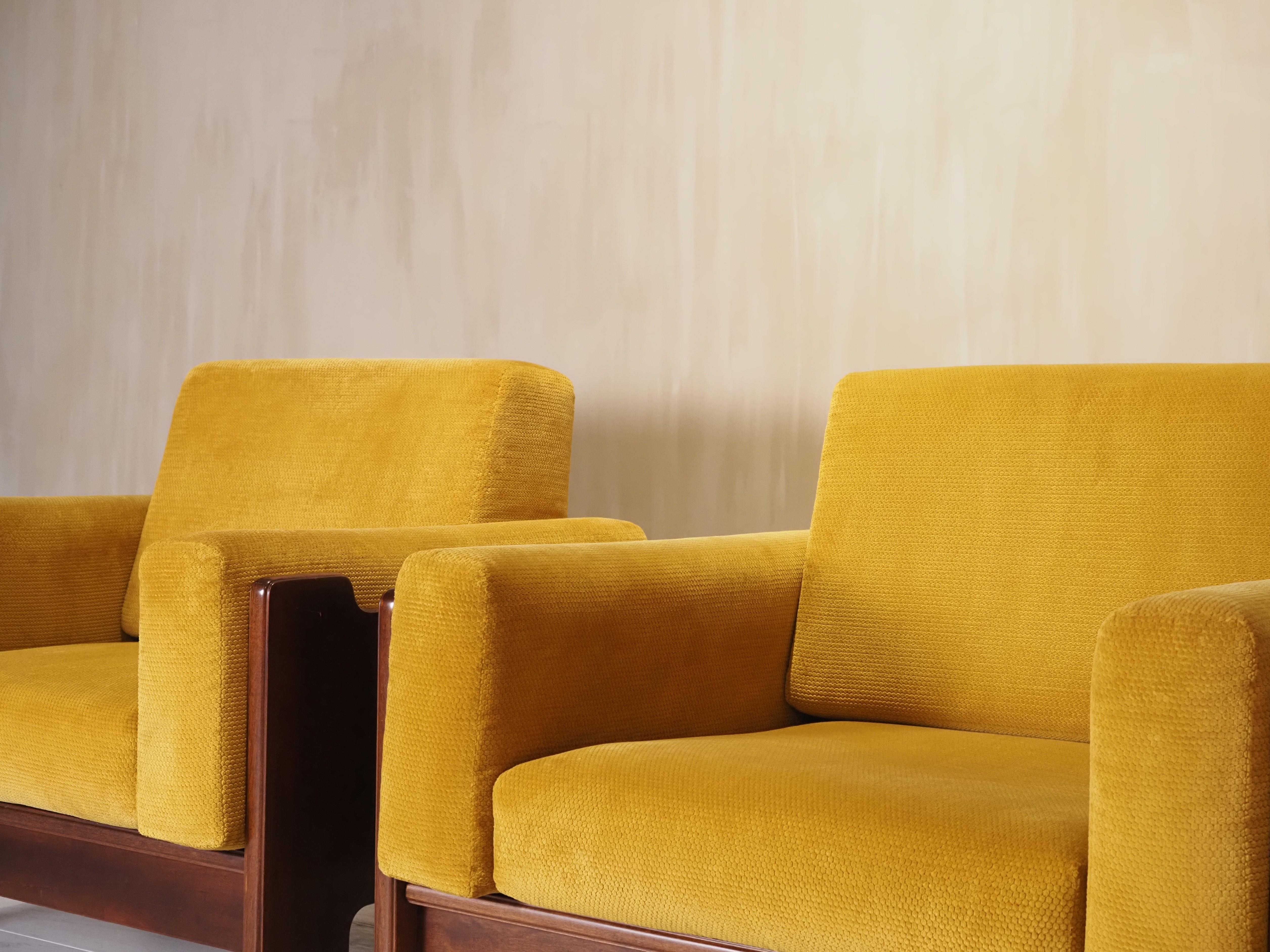 Pair of Italian 1970s armchairs For Sale 3