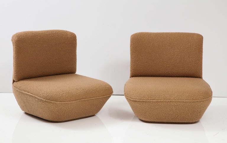 Pair of Italian 1970's low slung lounge chairs with rounded seat and back; newly reupholstered and restored in a camel colored Italian boucle. 
Italy, circa 1970.
Size: 30 1/2