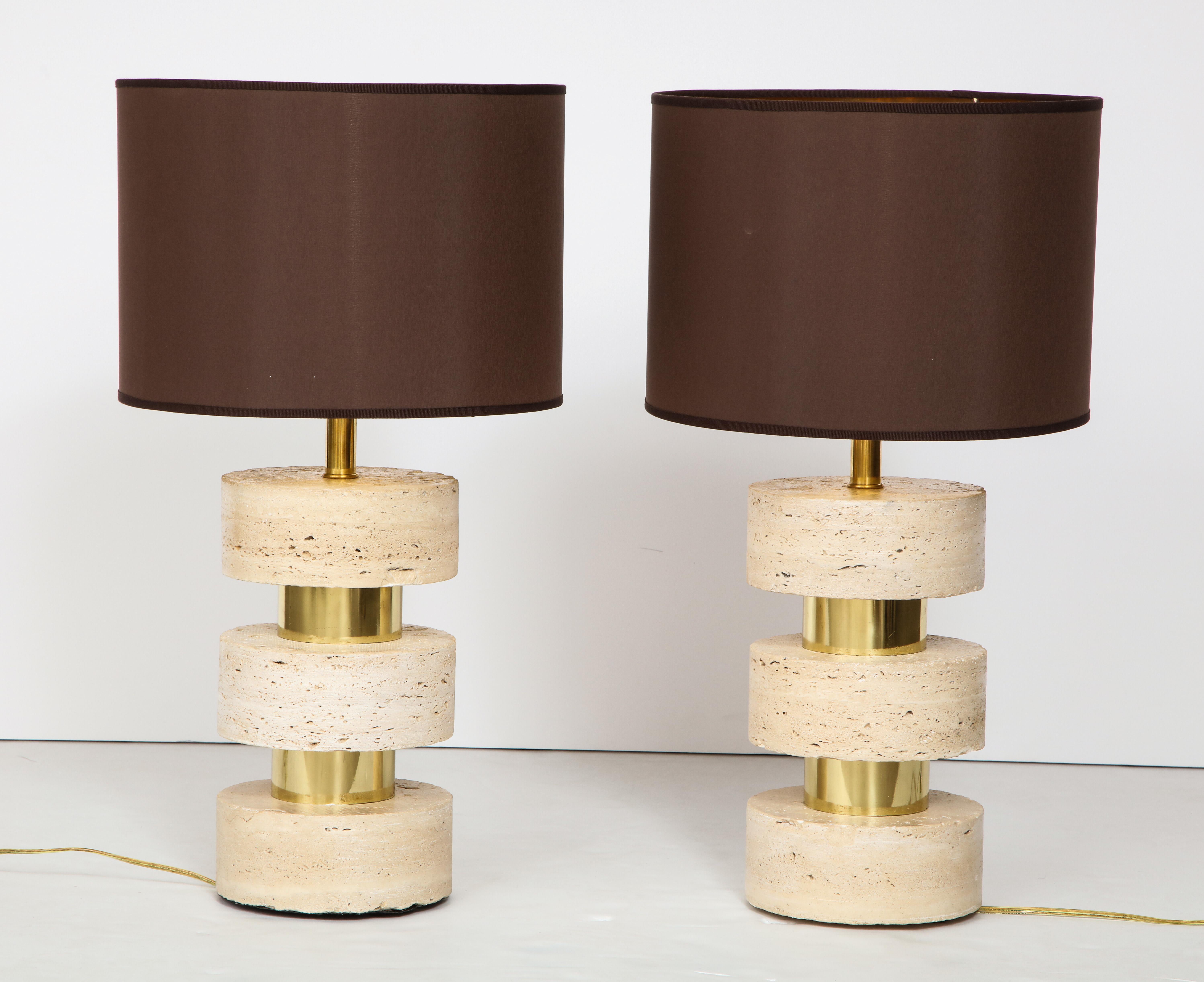 Pair of Italian 1970s Travertine and Brass Table Lamps In Good Condition In New York, NY