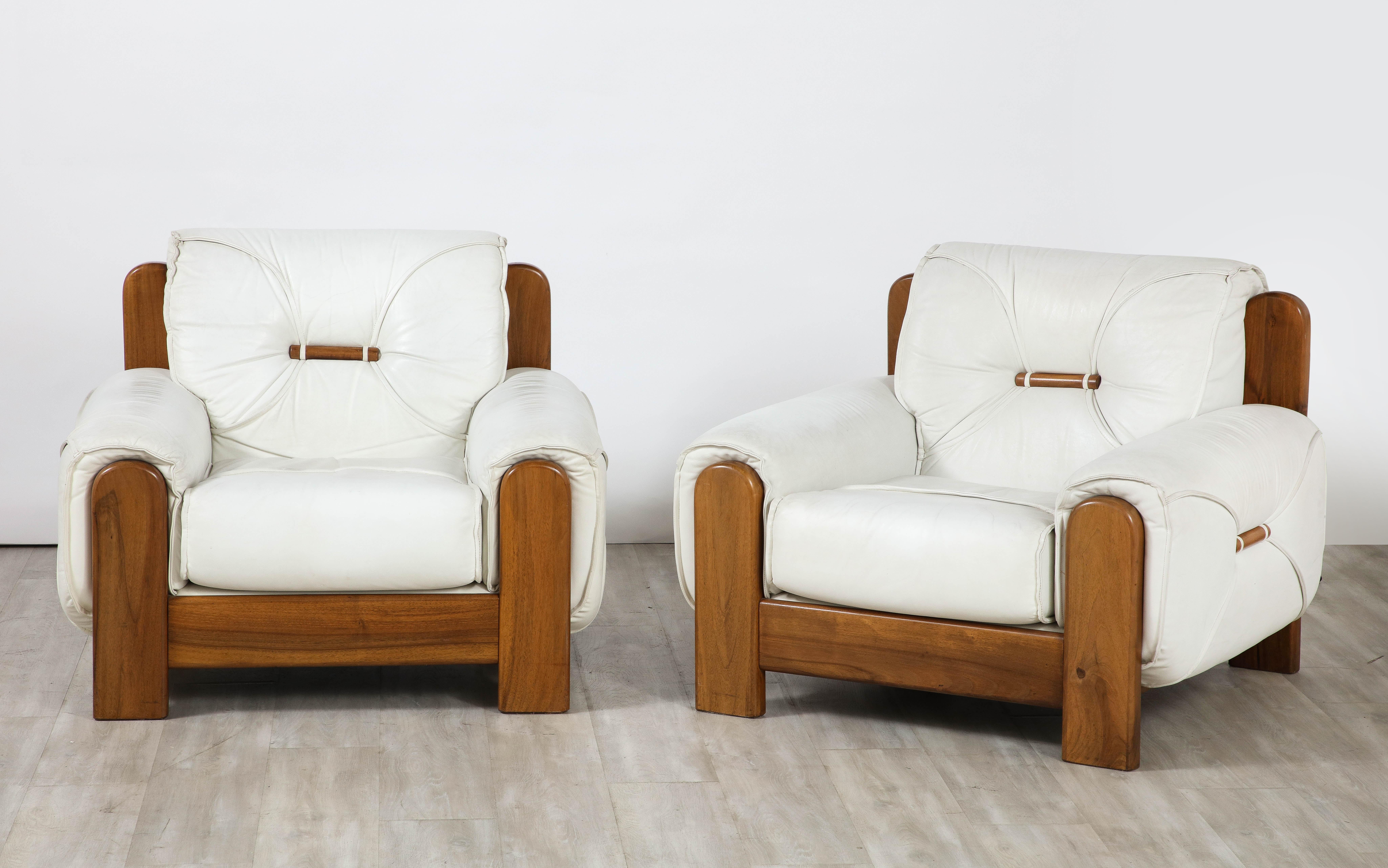 Pair of Italian 1970's Walnut and White Leather Lounge Chairs In Good Condition For Sale In New York, NY