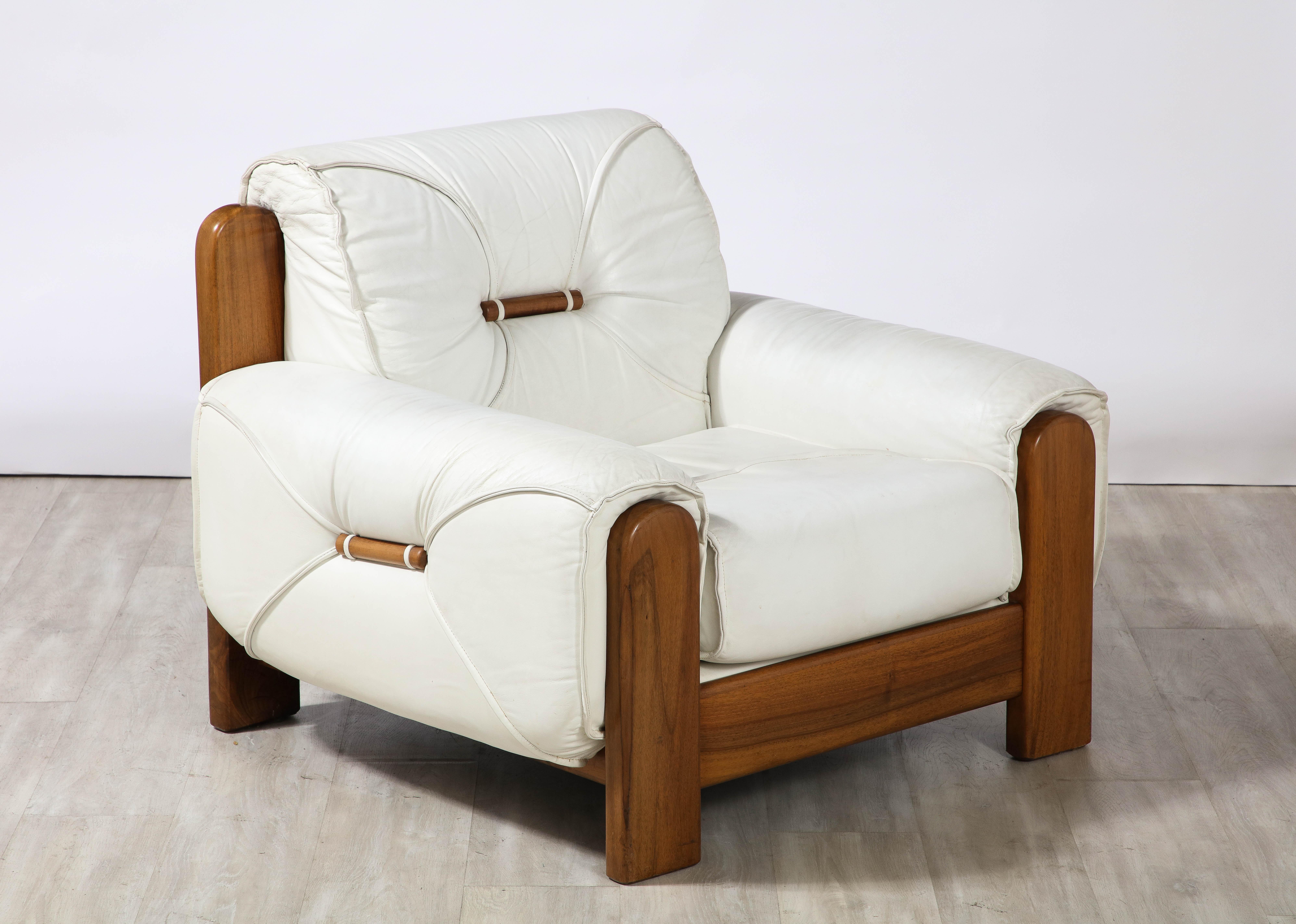 Late 20th Century Pair of Italian 1970's Walnut and White Leather Lounge Chairs For Sale