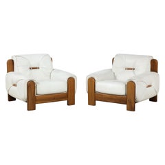 Ein Paar italienische Loungesessel aus Nussbaum und weißem Leder aus den 1970er Jahren