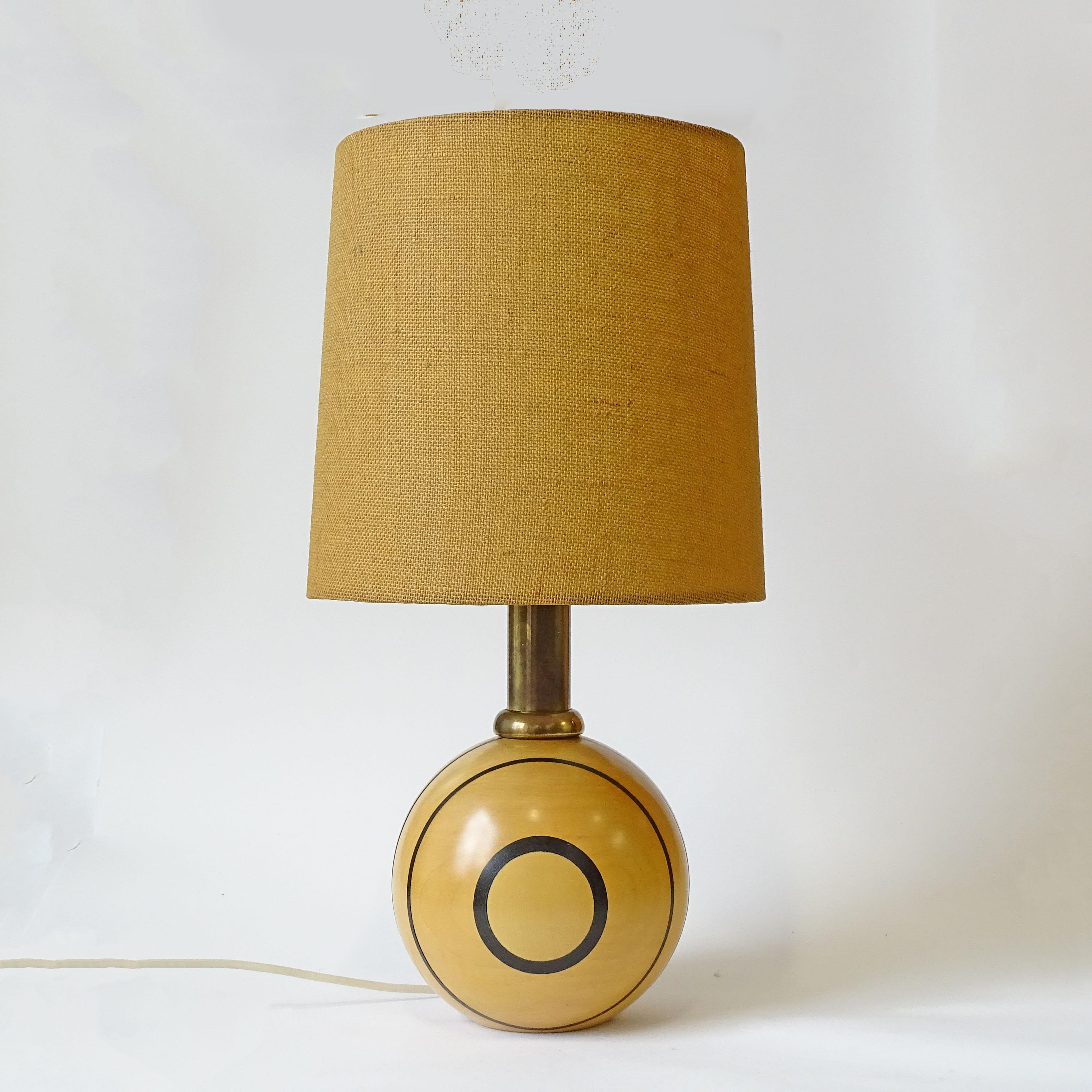 Magnifique paire de lampes de chevet italiennes en bois et laiton à boule ronde des années 1970