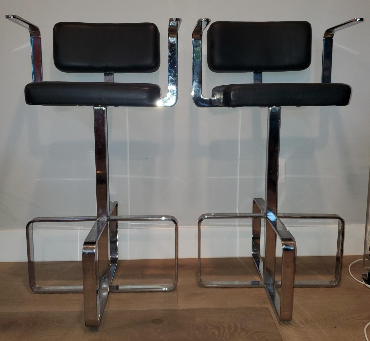 Italian 1980s modern contemporary swivel chrome leather bar stools.