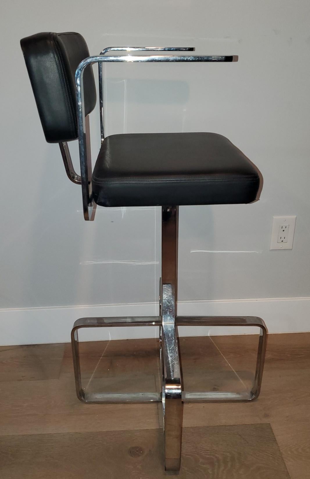 Pair of Italian 1980s Modern Contemporary Swivel Chrome Leather Bar Stools In Good Condition For Sale In Pasadena, CA