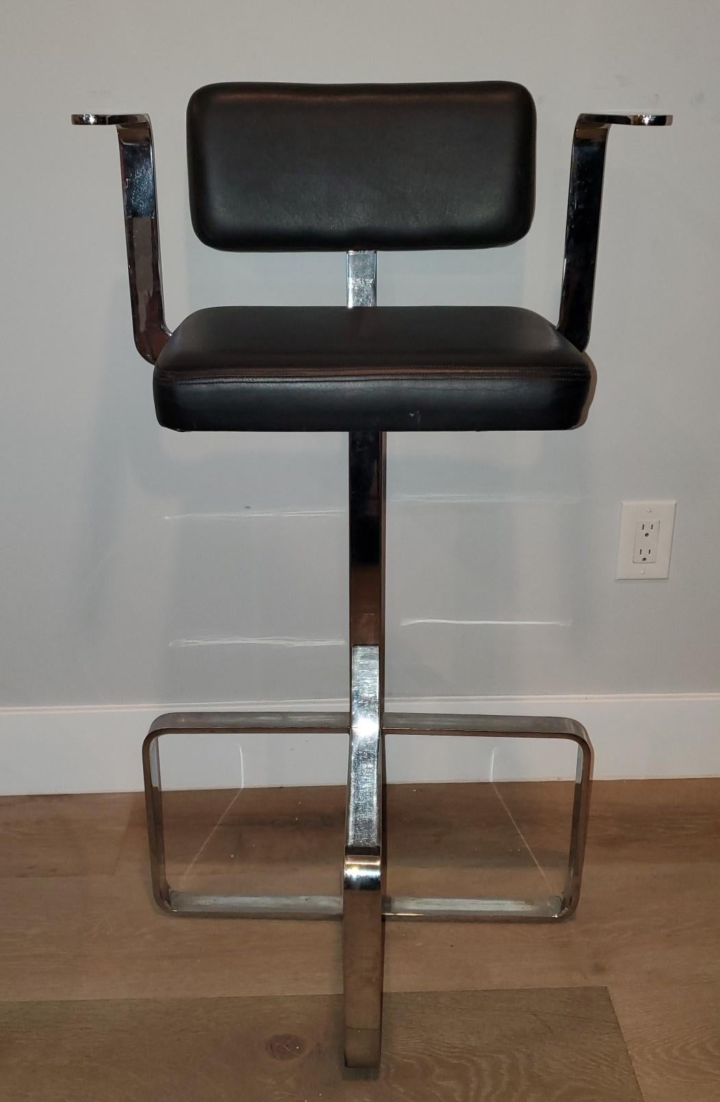 Pair of Italian 1980s Modern Contemporary Swivel Chrome Leather Bar Stools For Sale 1