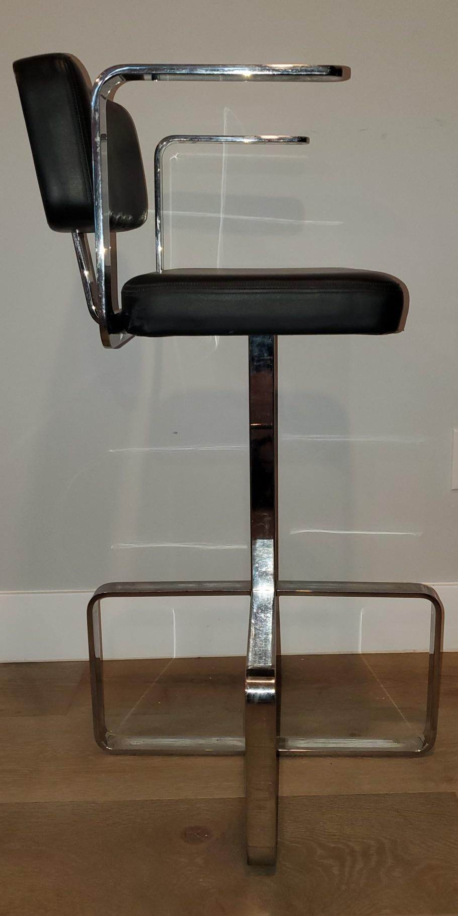 Pair of Italian 1980s Modern Contemporary Swivel Chrome Leather Bar Stools For Sale 2