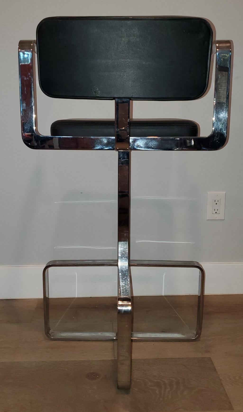 Pair of Italian 1980s Modern Contemporary Swivel Chrome Leather Bar Stools For Sale 3