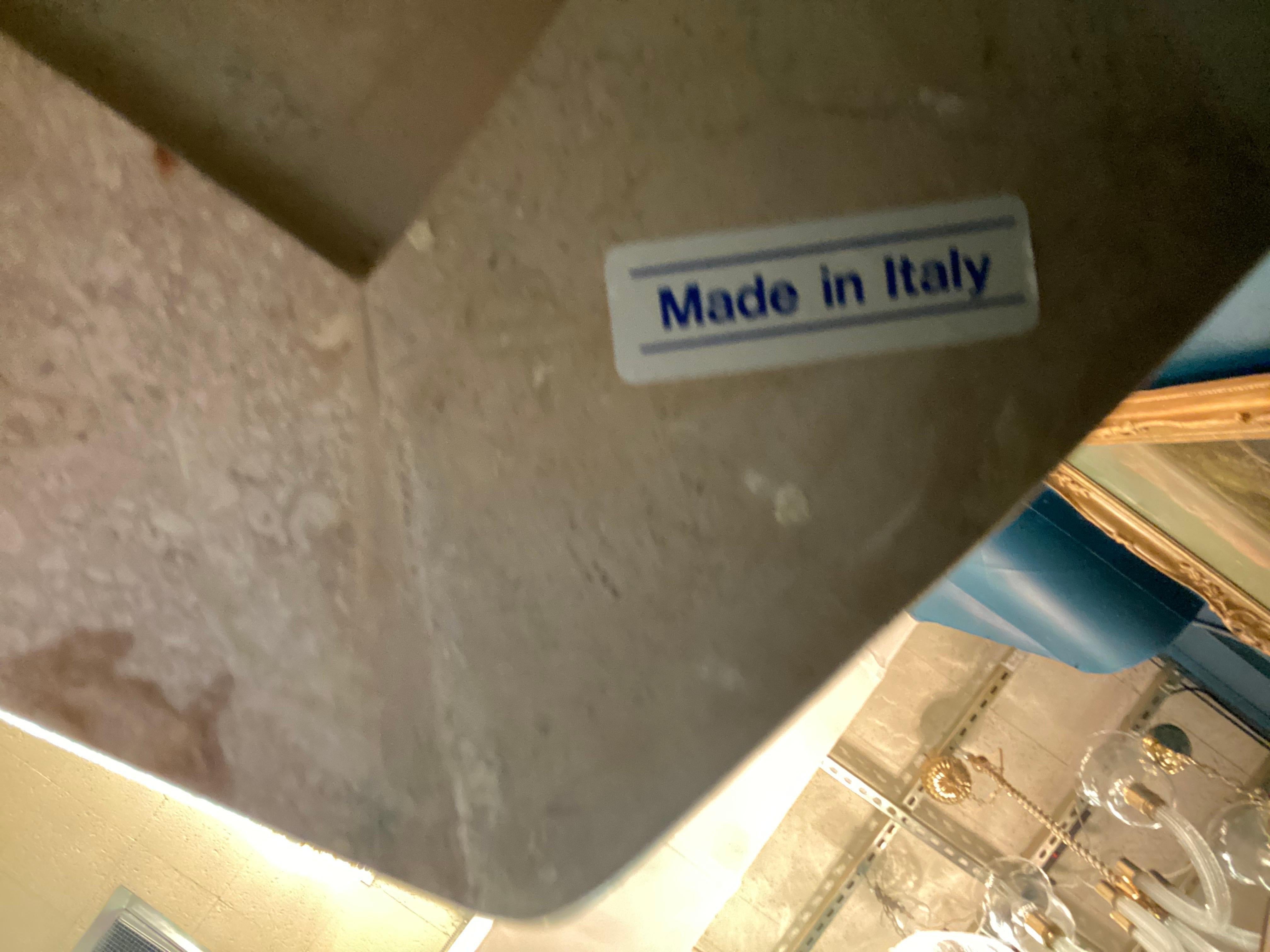 Paire de guéridons italiens en marbre travertin des années 1980 en vente 8