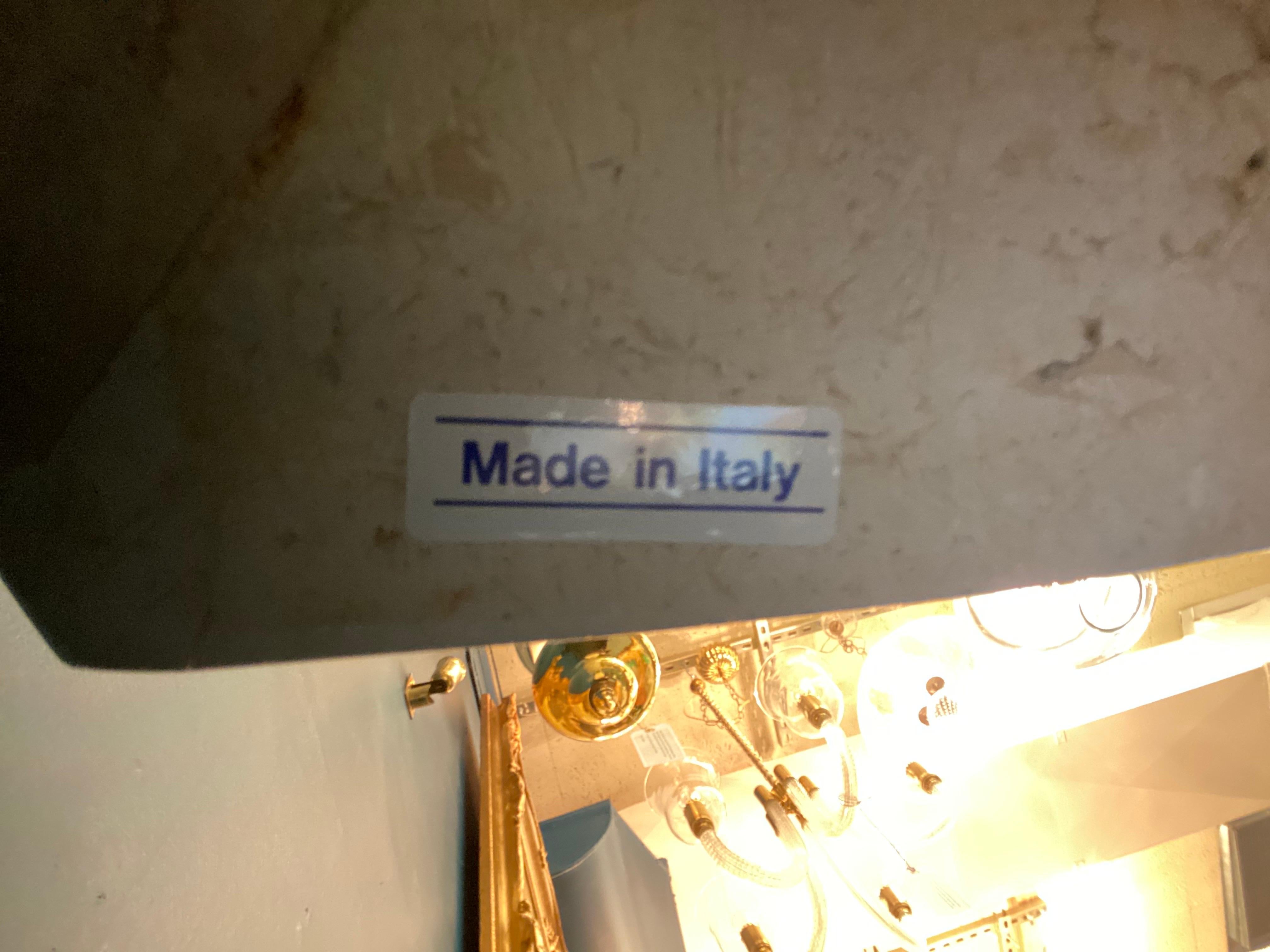 Paire de guéridons italiens en marbre travertin des années 1980 en vente 9