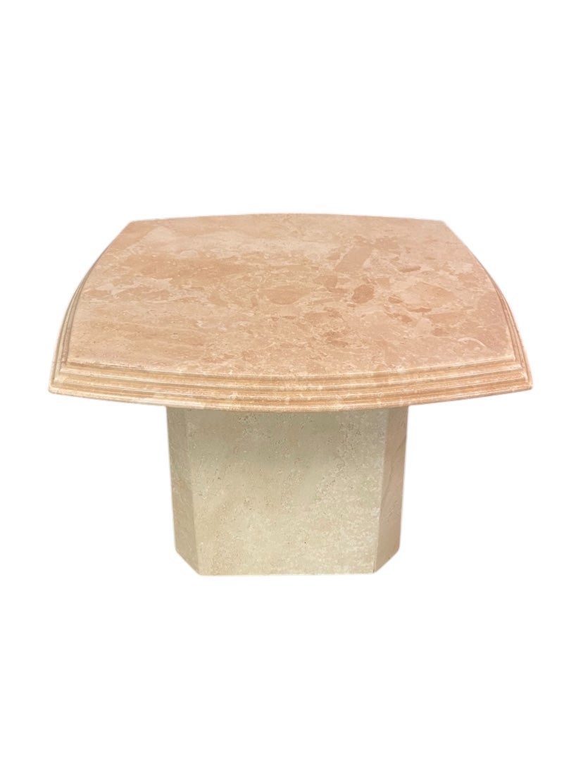 Voici une paire de guéridons en marbre travertin poli de couleur crème des années 1980. Les plateaux sont rectangulaires avec des côtés arqués qui présentent quatre arêtes sculptées et arrondies. Les plateaux reposent sur des socles effilés en
