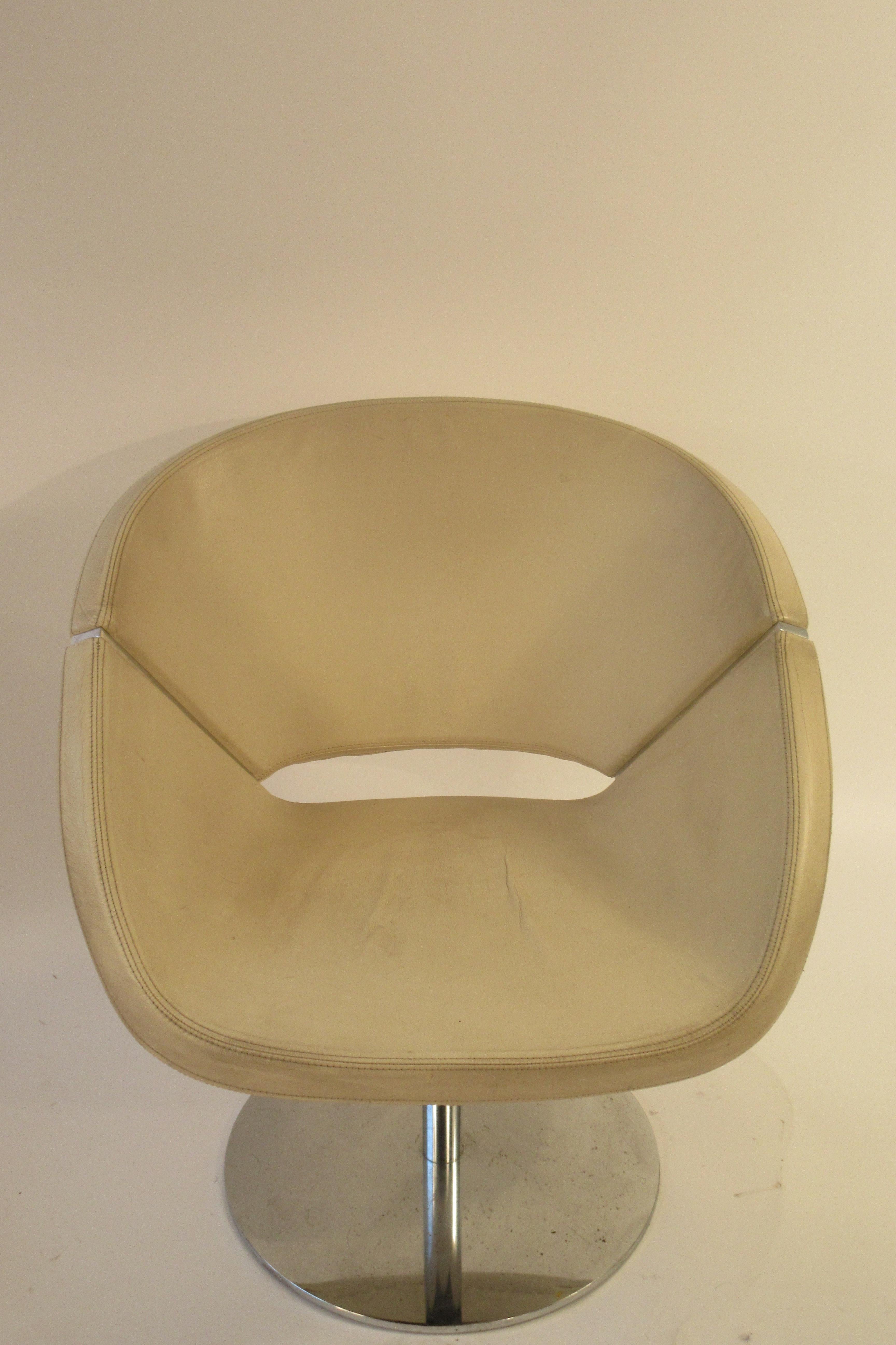 Pair of Italian 1990s White Leather Swivel Chairs on Chrome Bases In Fair Condition In Tarrytown, NY