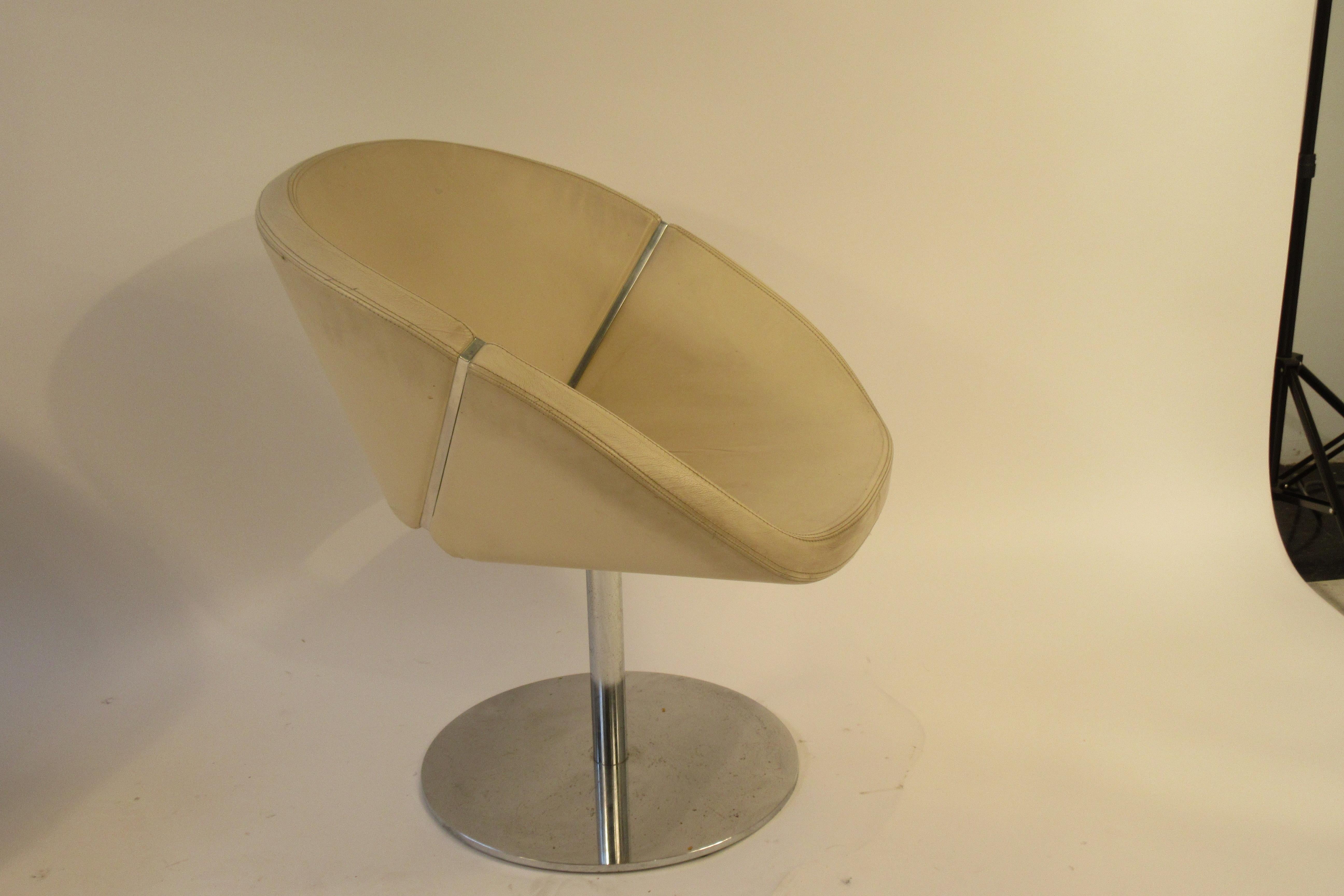 Late 20th Century Pair of Italian 1990s White Leather Swivel Chairs on Chrome Bases