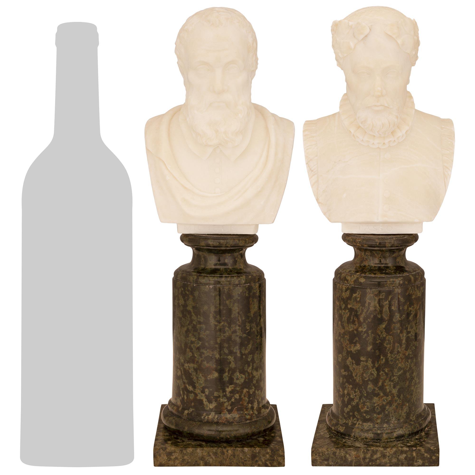 Magnifique paire de bustes en albâtre et en marbre Verde Ranocchia de Torquato Tasso et Michele Sanmicheli, datant de la période du Grand Tour, au XIXe siècle. Ces bustes très décoratifs et finement exécutés reposent sur des bases carrées en marbre