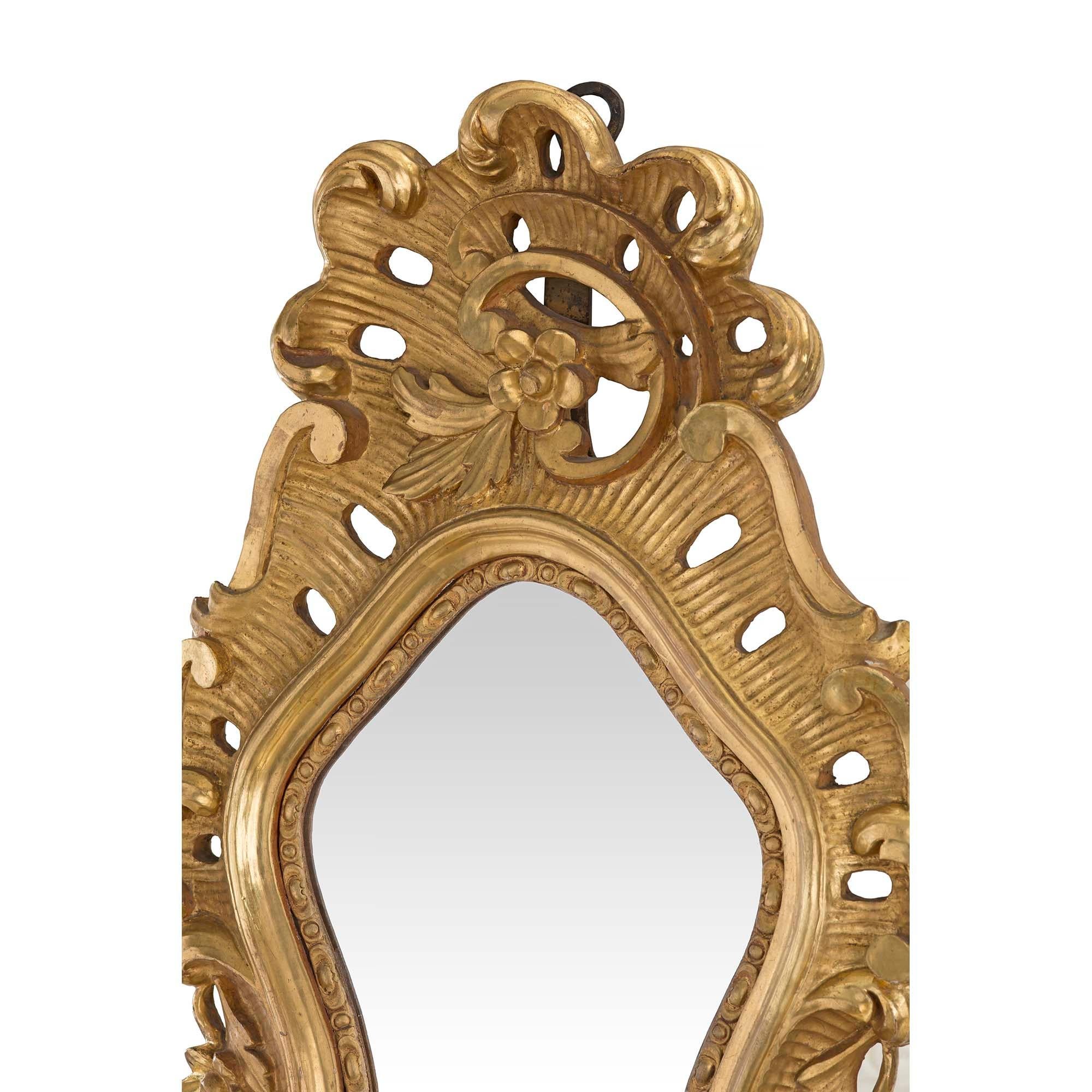 Paire de supports muraux baroques italiens en bois doré et miroir du XIXe siècle Bon état - En vente à West Palm Beach, FL