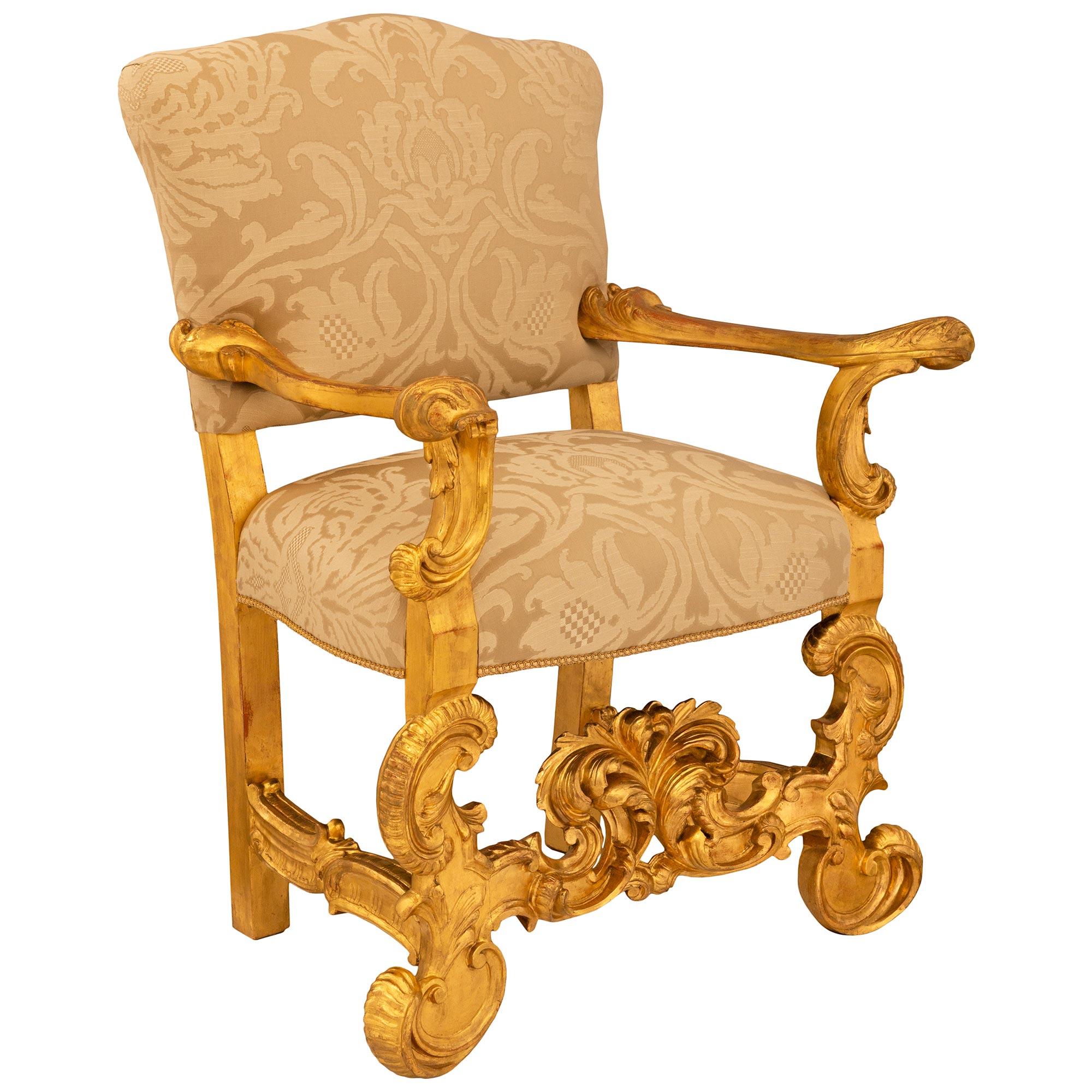 Barocco Coppia di poltrone barocche italiane del XIX secolo in legno di gilt. in vendita