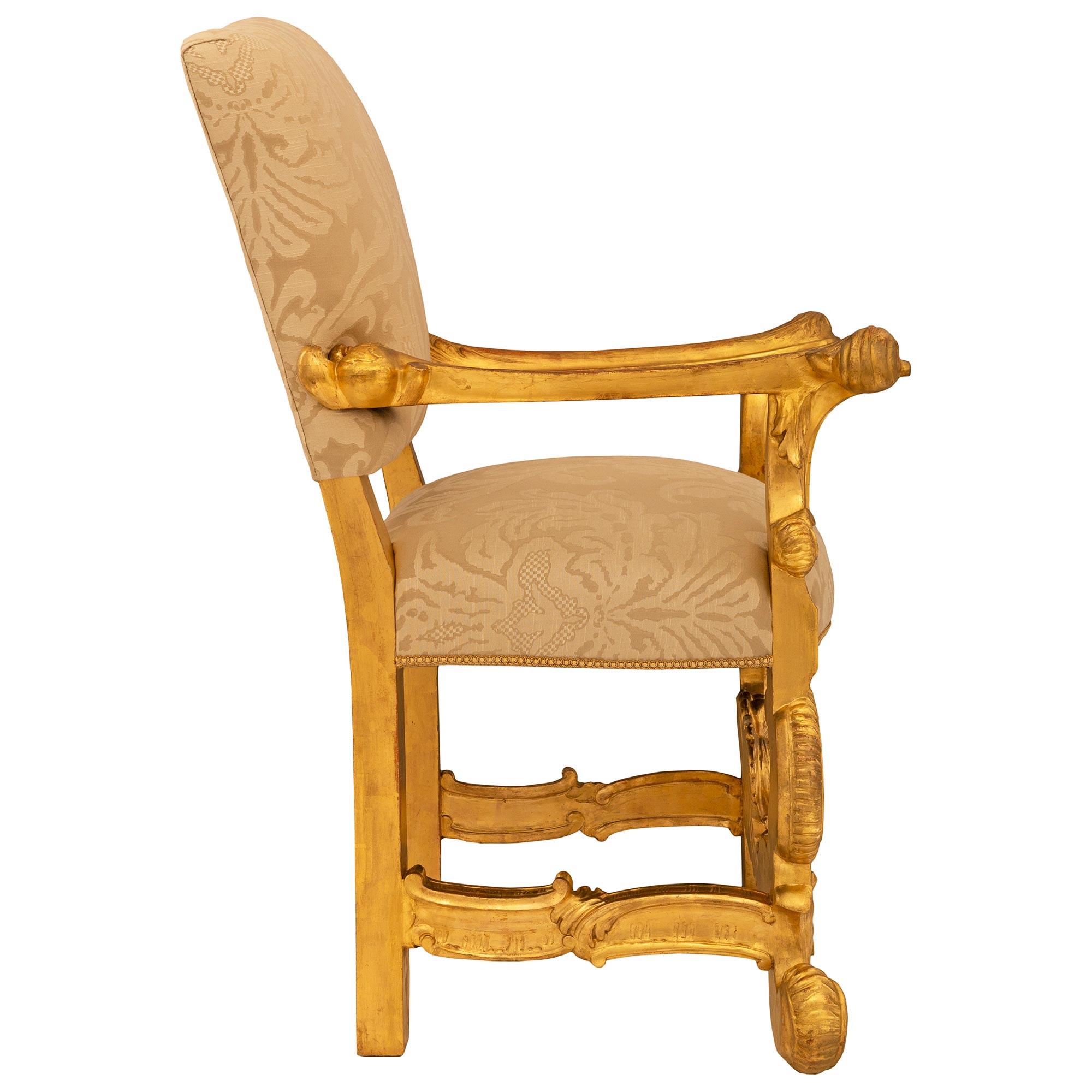 Italiano Coppia di poltrone barocche italiane del XIX secolo in legno di gilt. in vendita