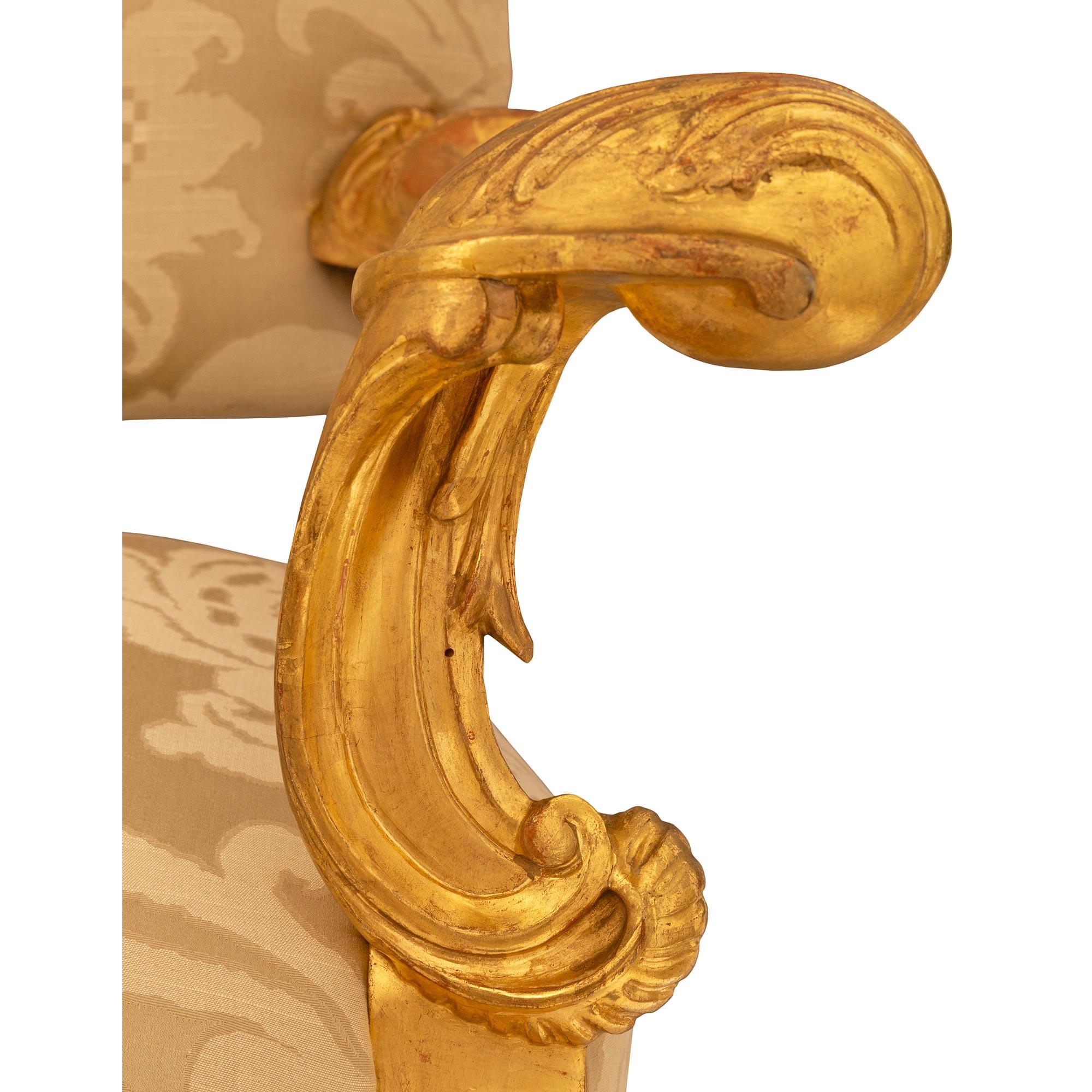 Legno dorato Coppia di poltrone barocche italiane del XIX secolo in legno di gilt. in vendita