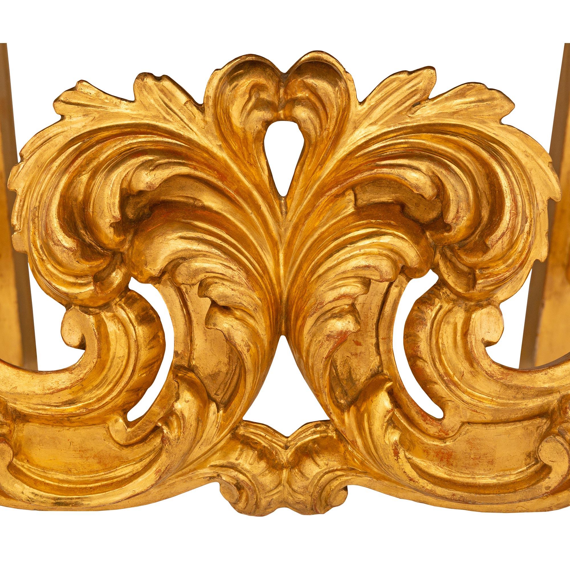 Coppia di poltrone barocche italiane del XIX secolo in legno di gilt. in vendita 2